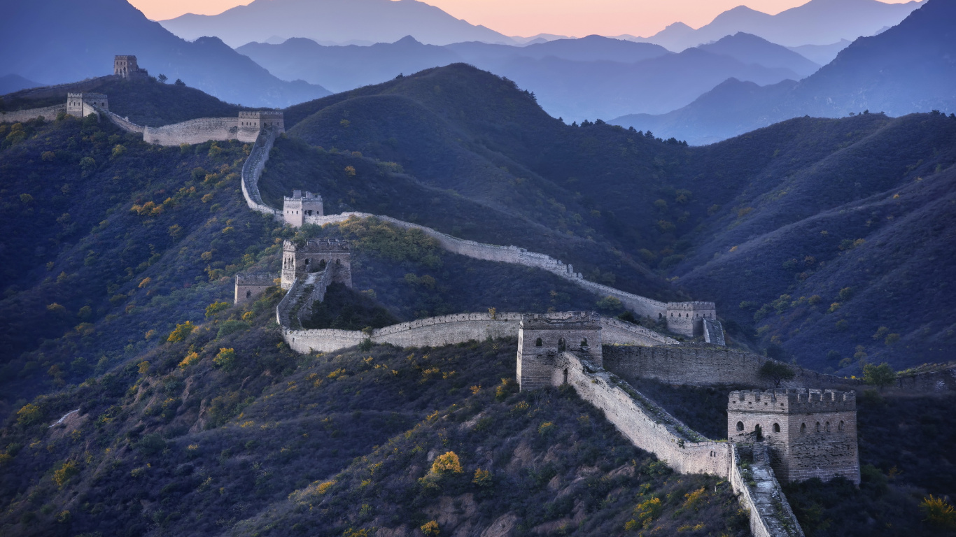 Luftaufnahme Der Stadt Auf Dem Berg Tagsüber. Wallpaper in 1366x768 Resolution