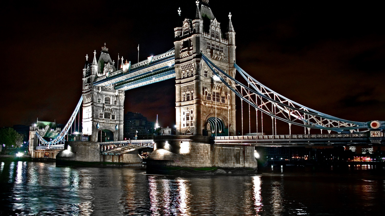 Pont Blanc Sur la Rivière Pendant la Nuit. Wallpaper in 1280x720 Resolution