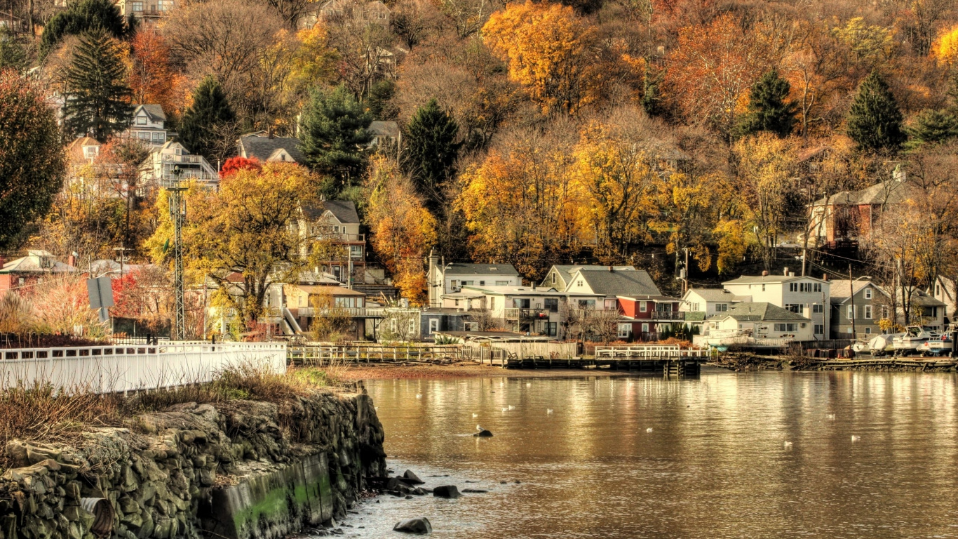 White and Brown House Near Body of Water During Daytime. Wallpaper in 1366x768 Resolution
