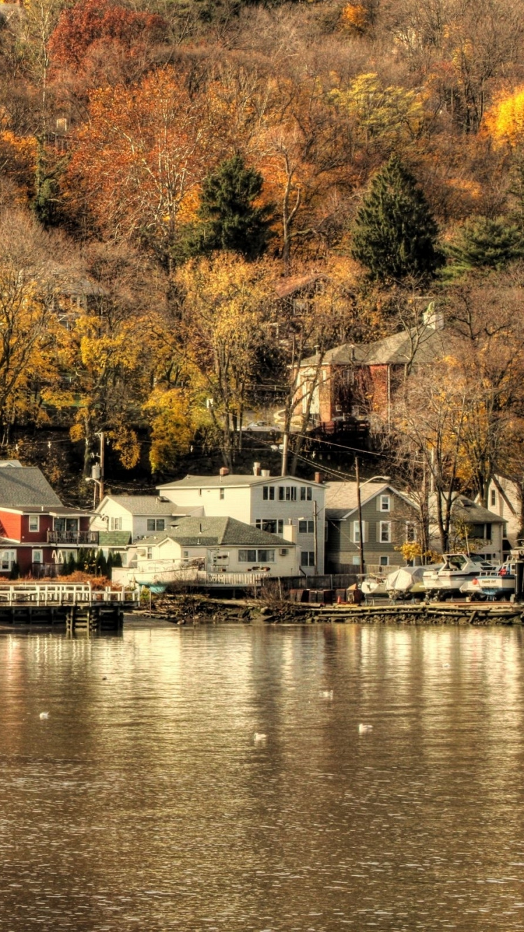 White and Brown House Near Body of Water During Daytime. Wallpaper in 750x1334 Resolution