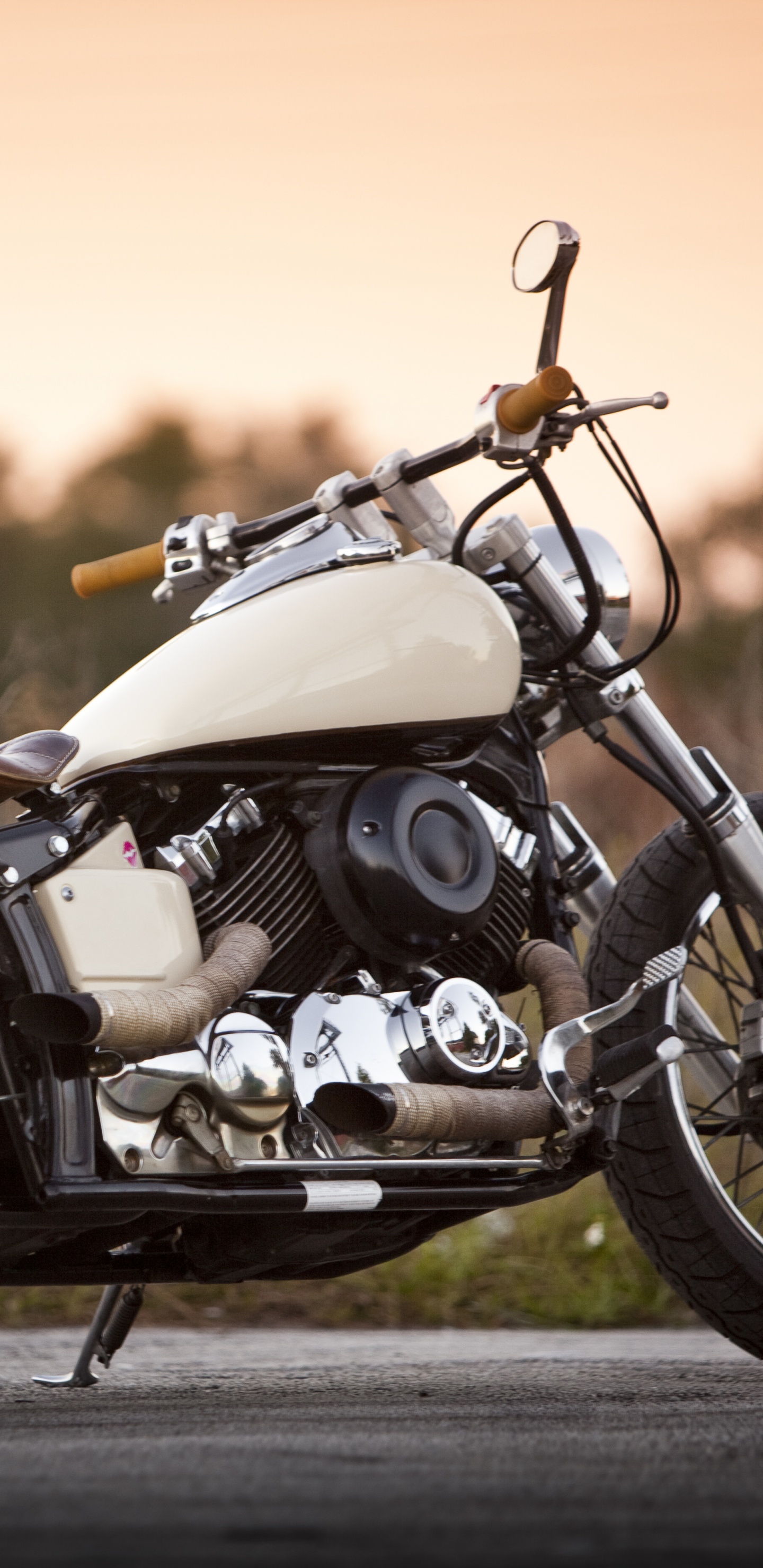 Motocicleta Blanca y Negra en la Carretera Durante el Día. Wallpaper in 1440x2960 Resolution