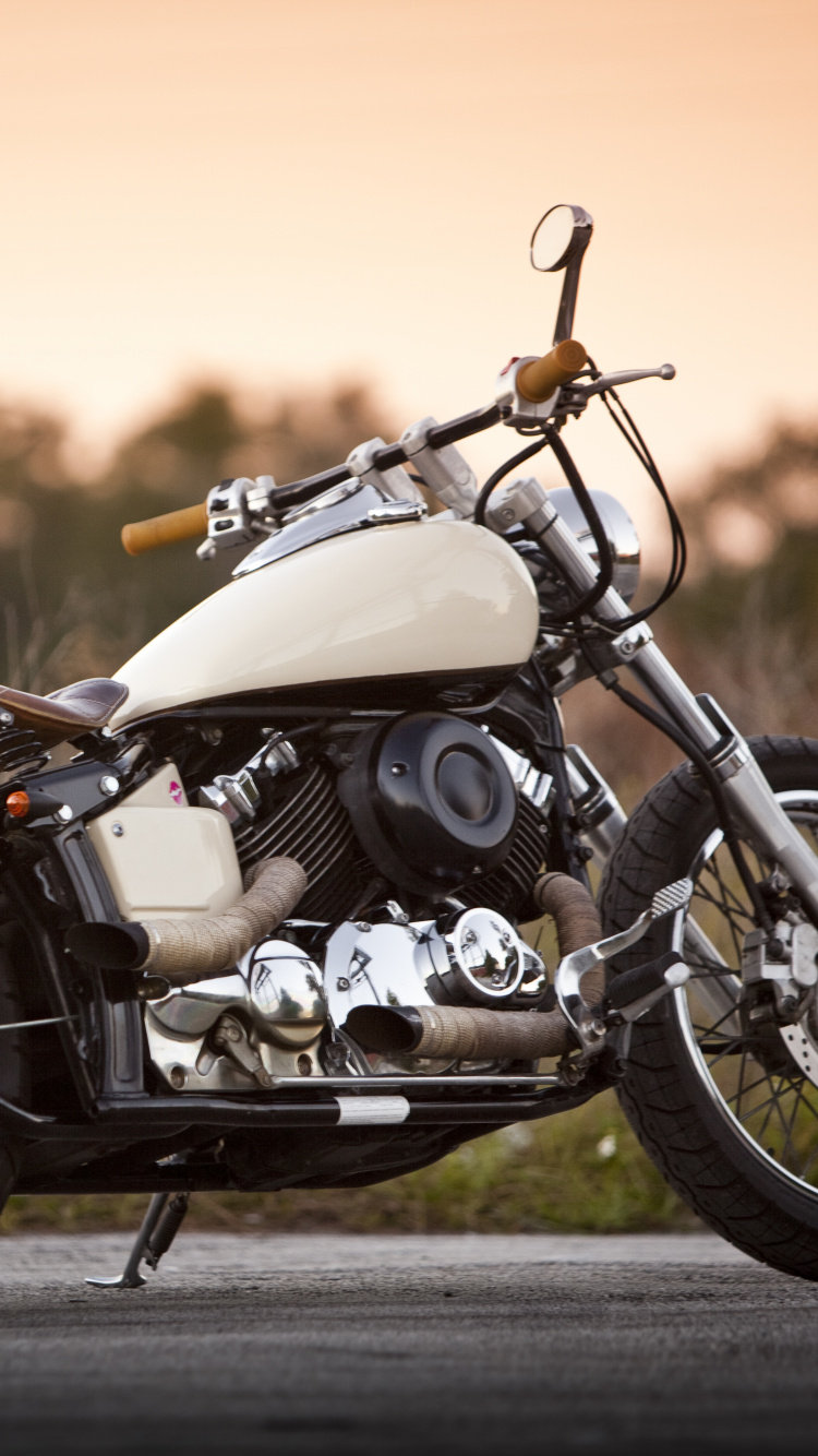 Motocicleta Blanca y Negra en la Carretera Durante el Día. Wallpaper in 750x1334 Resolution