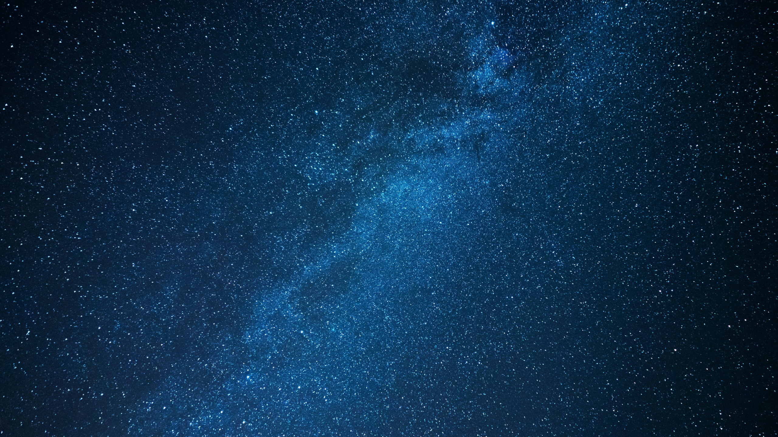 Blue and White Starry Night Sky. Wallpaper in 2560x1440 Resolution