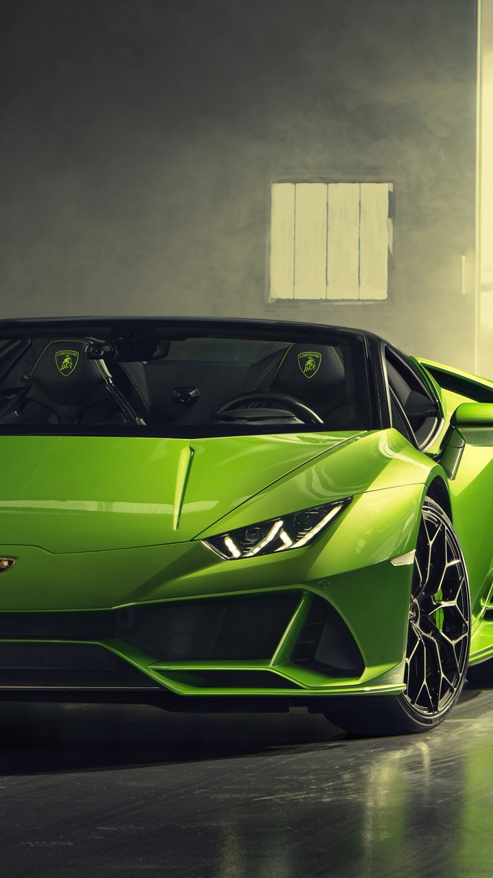 Gelber Lamborghini Aventador in Einem Zimmer. Wallpaper in 720x1280 Resolution