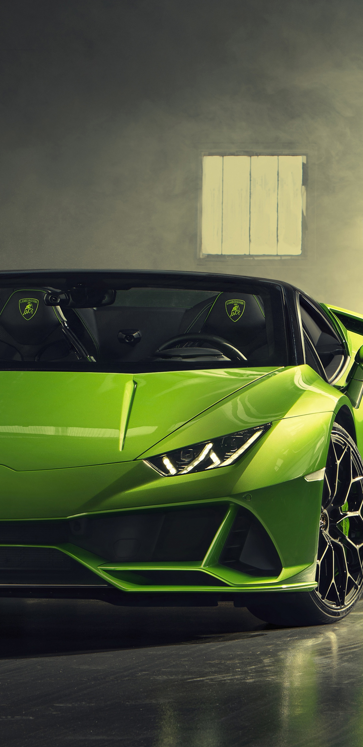 Lamborghini Aventador Jaune Dans Une Chambre. Wallpaper in 1440x2960 Resolution