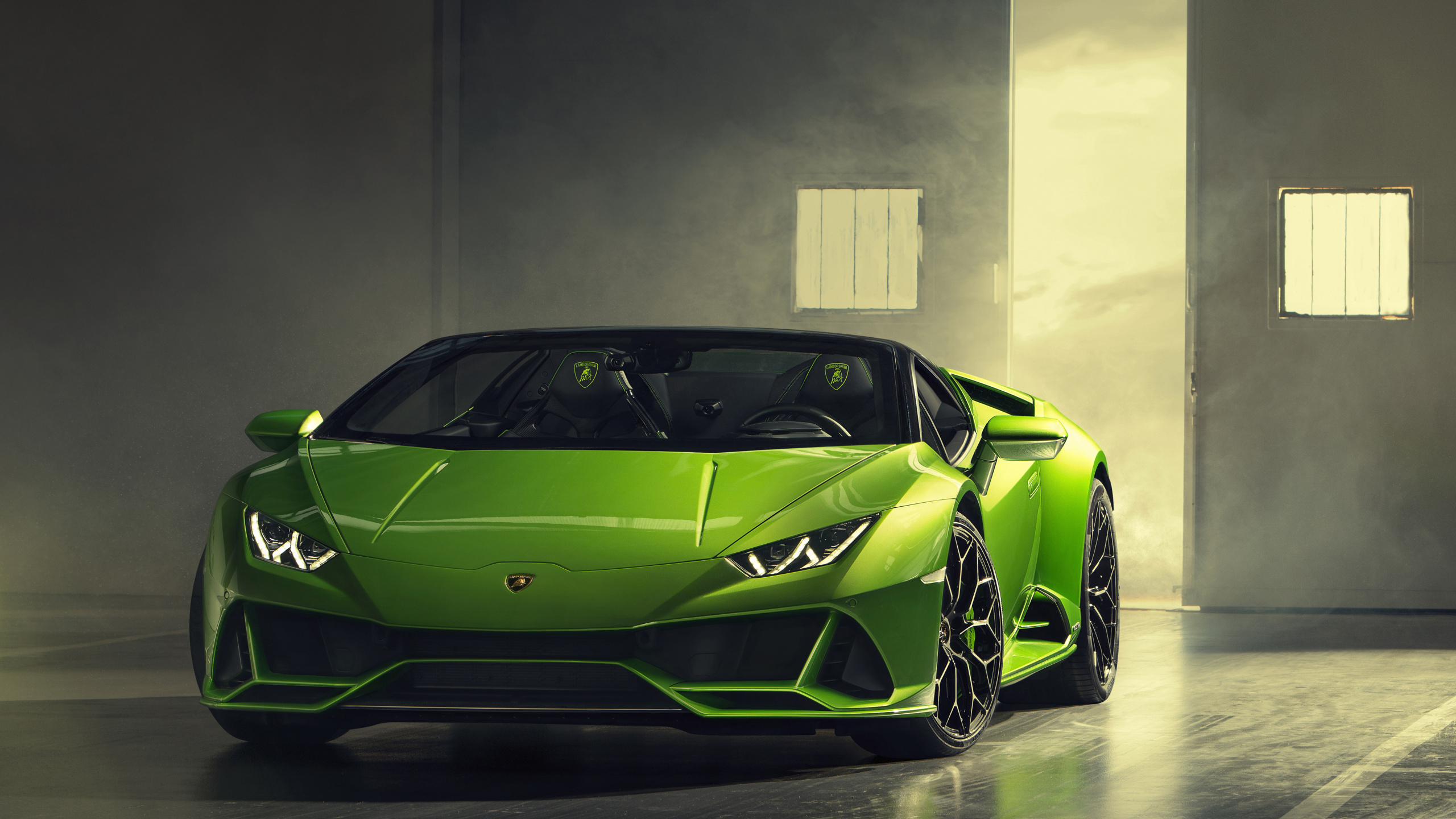 Lamborghini Aventador Jaune Dans Une Chambre. Wallpaper in 2560x1440 Resolution