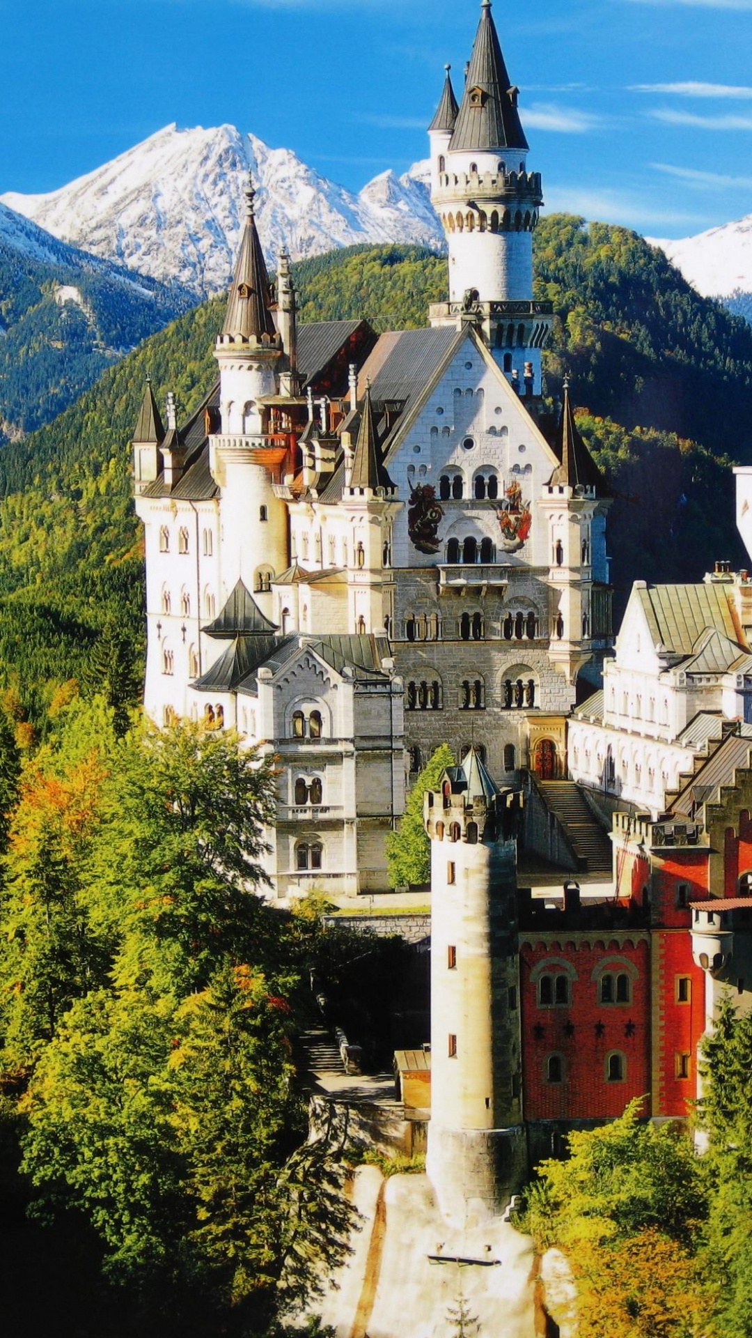 Weiße Und Rote Betonburg Auf Einem Hügel. Wallpaper in 1080x1920 Resolution