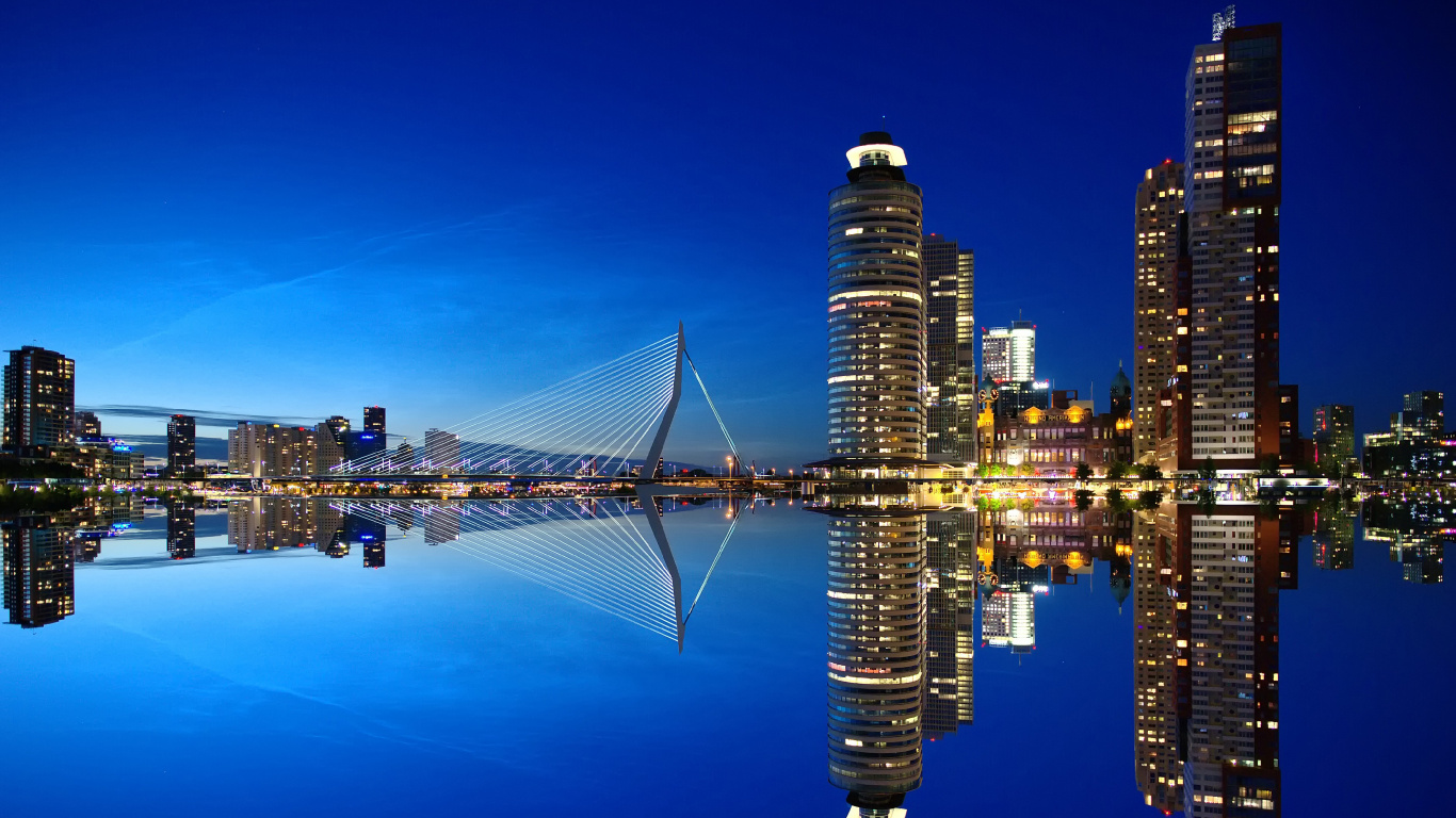 Puente Sobre el Agua Cerca de Los Edificios de la Ciudad Durante la Noche. Wallpaper in 1366x768 Resolution