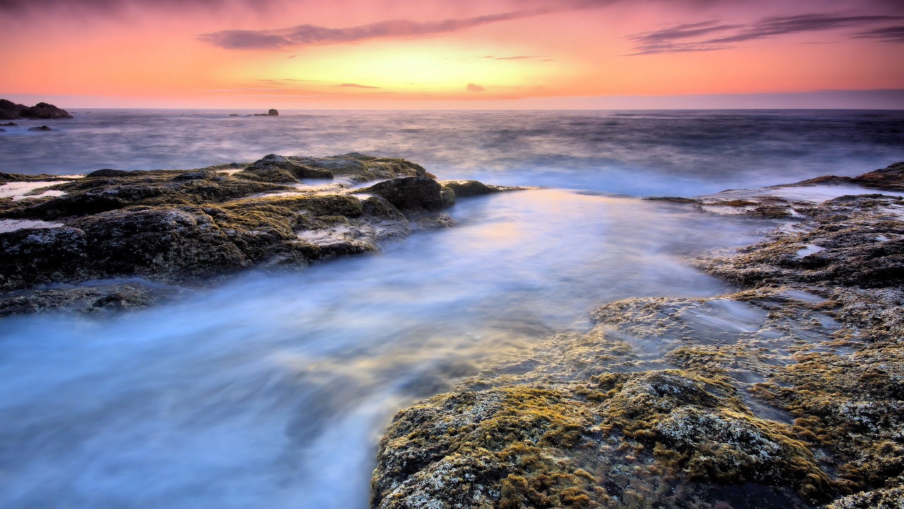 Rocky Shore With Water Waves During Sunset. Wallpaper in 1280x720 Resolution