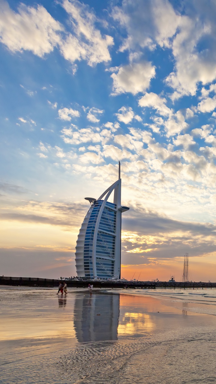Barco Blanco y Azul en el Mar Bajo un Cielo Azul y Nubes Blancas Durante el Día. Wallpaper in 720x1280 Resolution