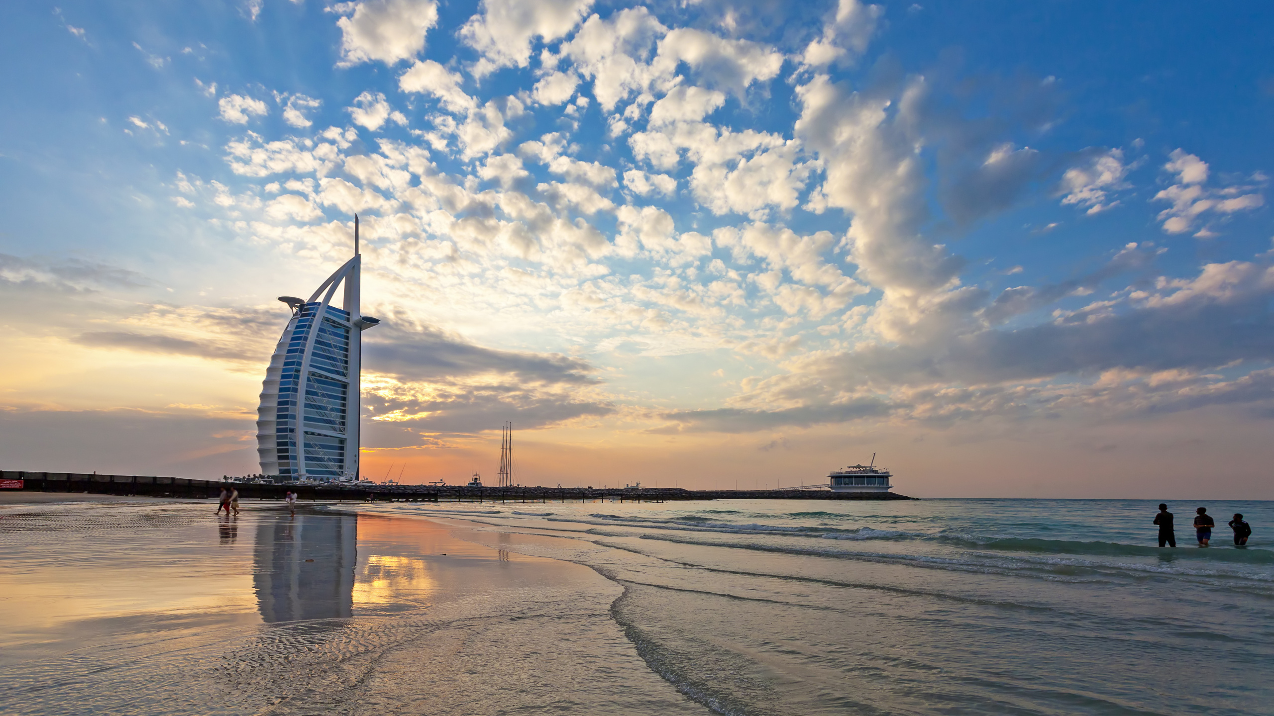 Bateau Blanc et Bleu Sur Mer Sous Ciel Bleu et Nuages Blancs Pendant la Journée. Wallpaper in 2560x1440 Resolution