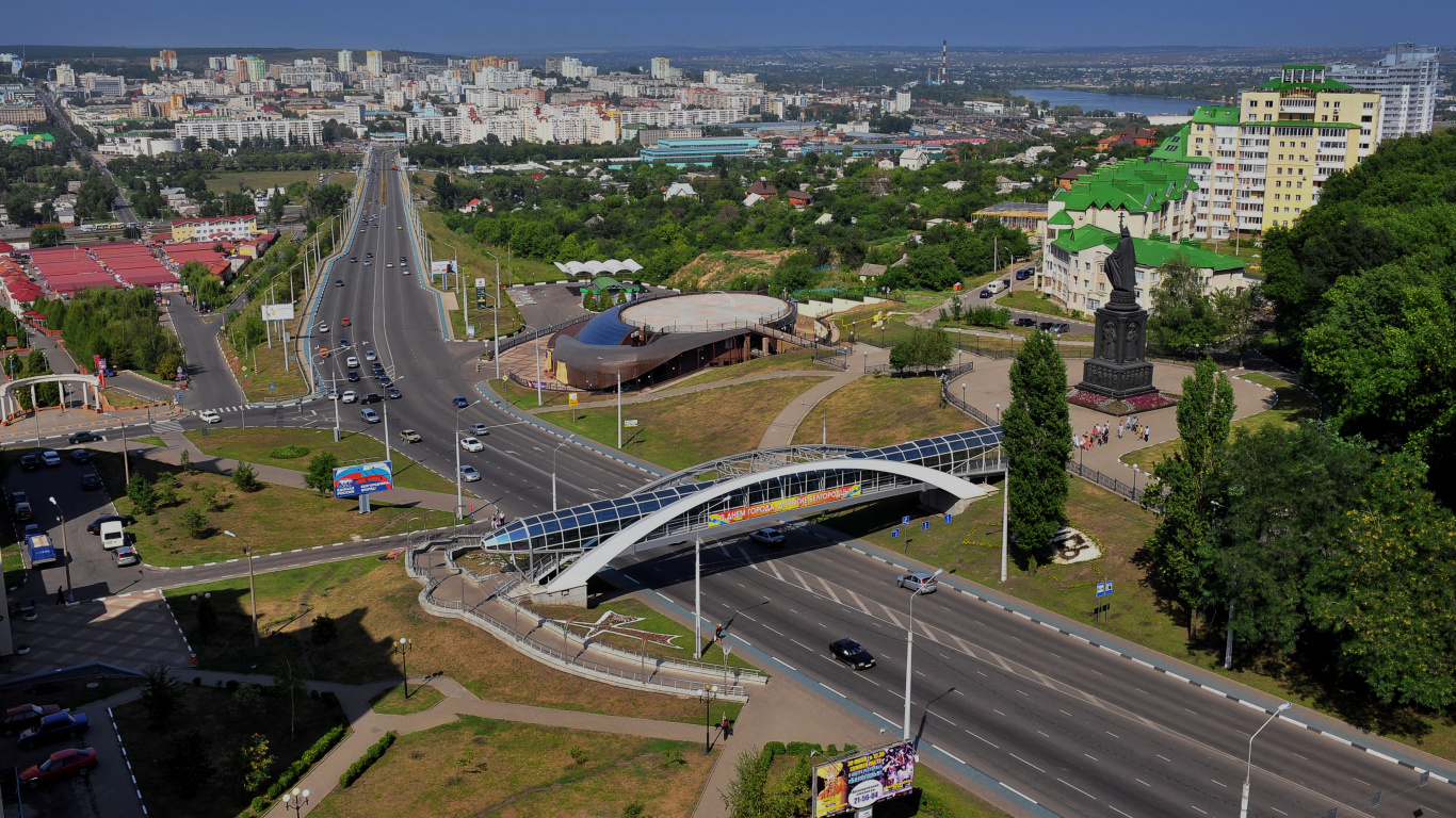 White and Black Bridge Over The City During Daytime. Wallpaper in 1366x768 Resolution
