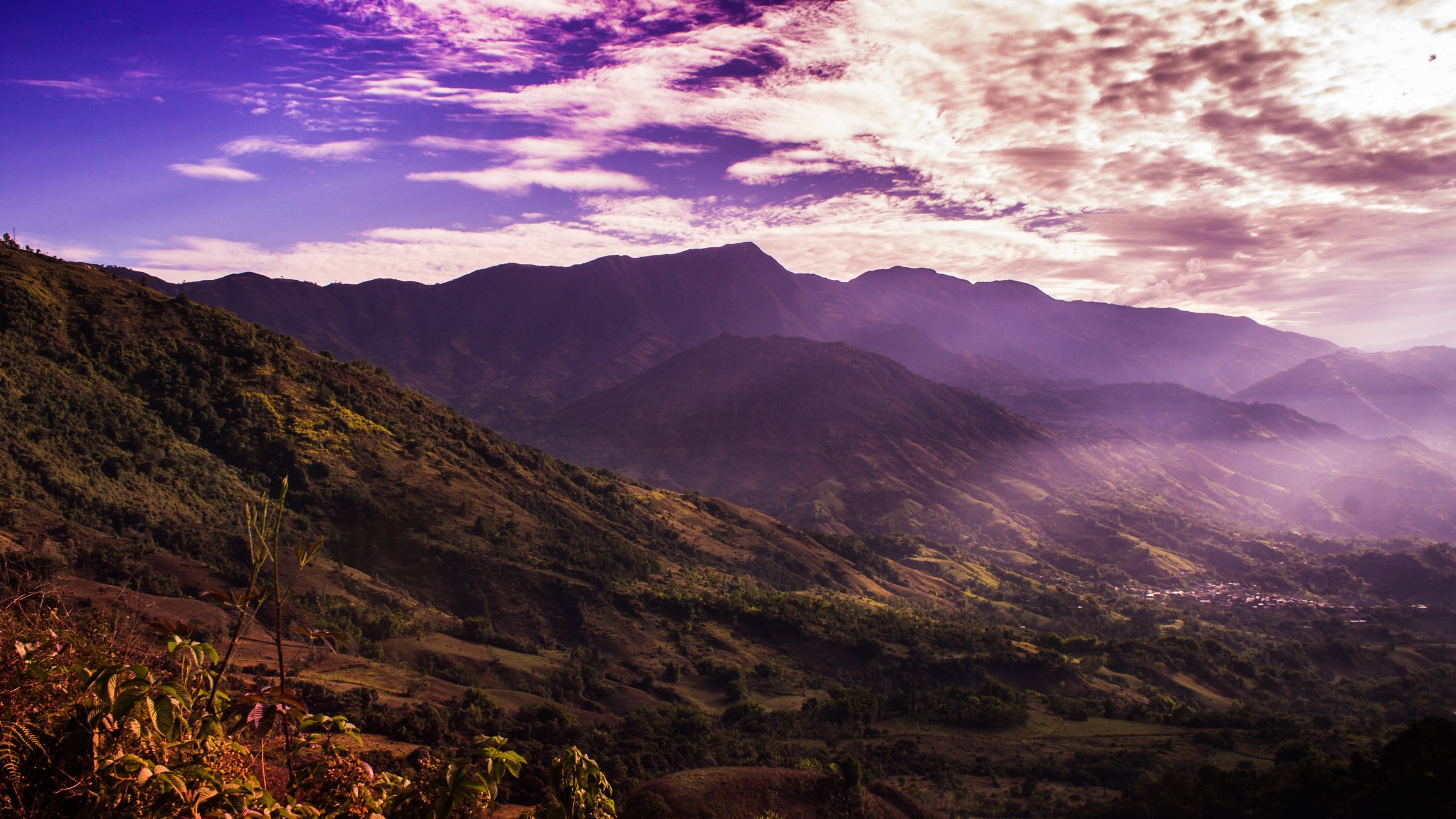 Montañas Verdes y Marrones Bajo el Cielo Nublado Durante el Día. Wallpaper in 2560x1440 Resolution