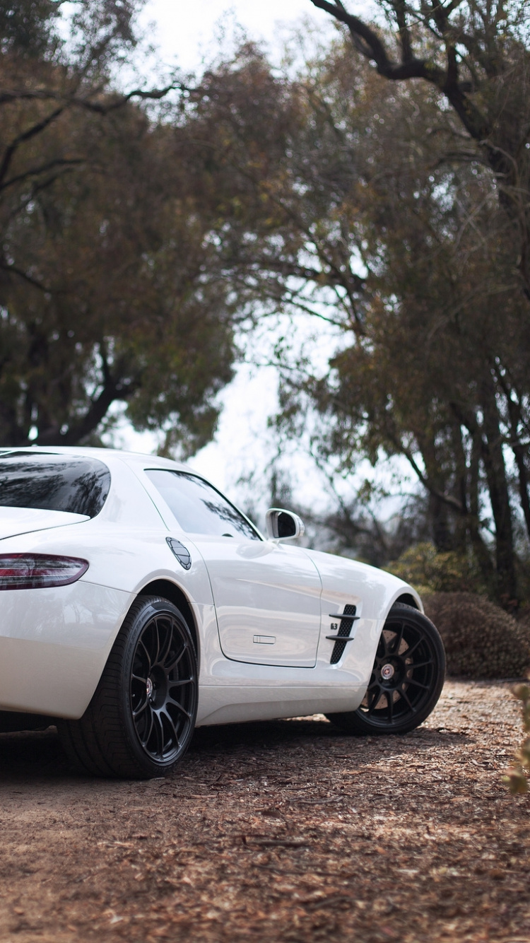 Porsche 911 Blanco en la Carretera Durante el Día. Wallpaper in 750x1334 Resolution