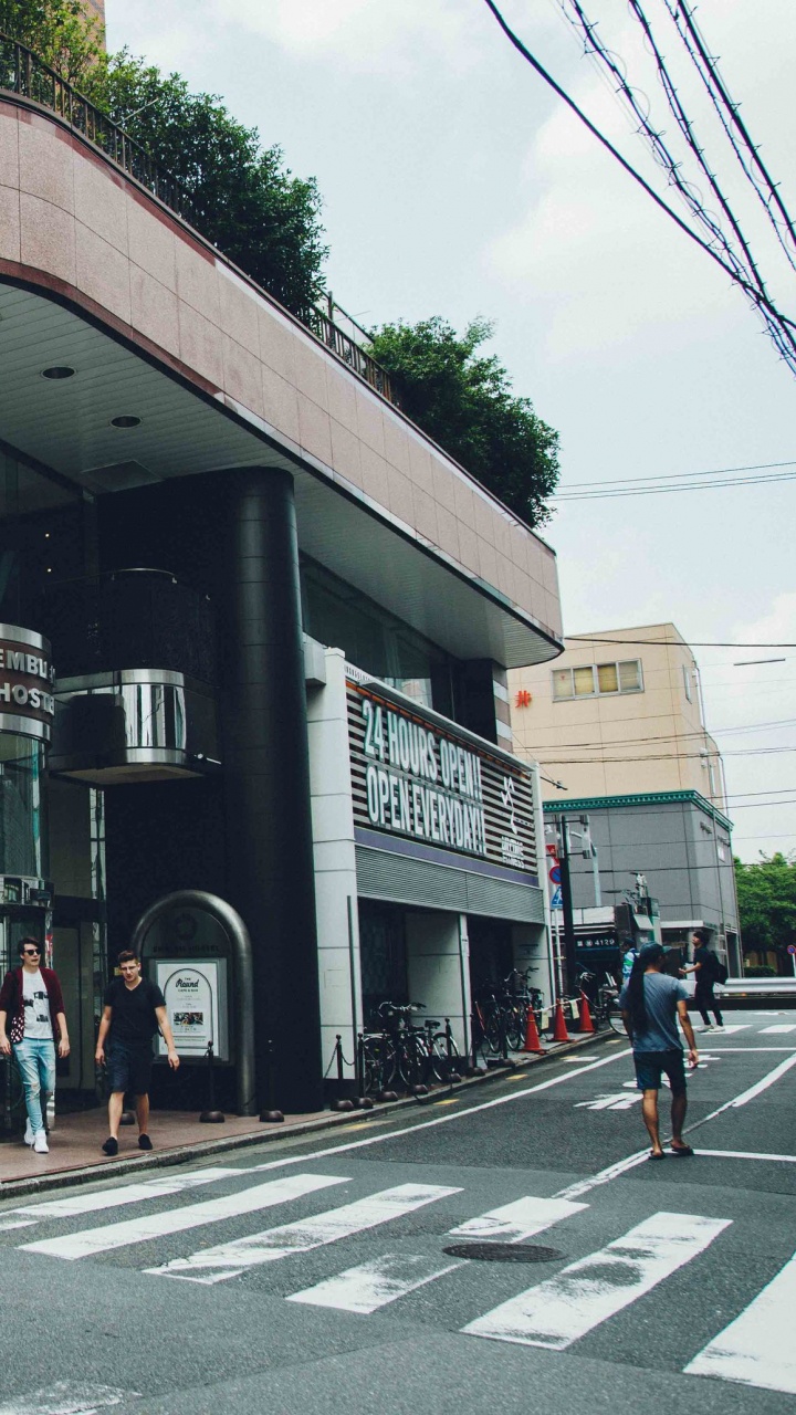 Schwarzes Und Braunes Betongebäude Neben Der Straße Tagsüber. Wallpaper in 720x1280 Resolution