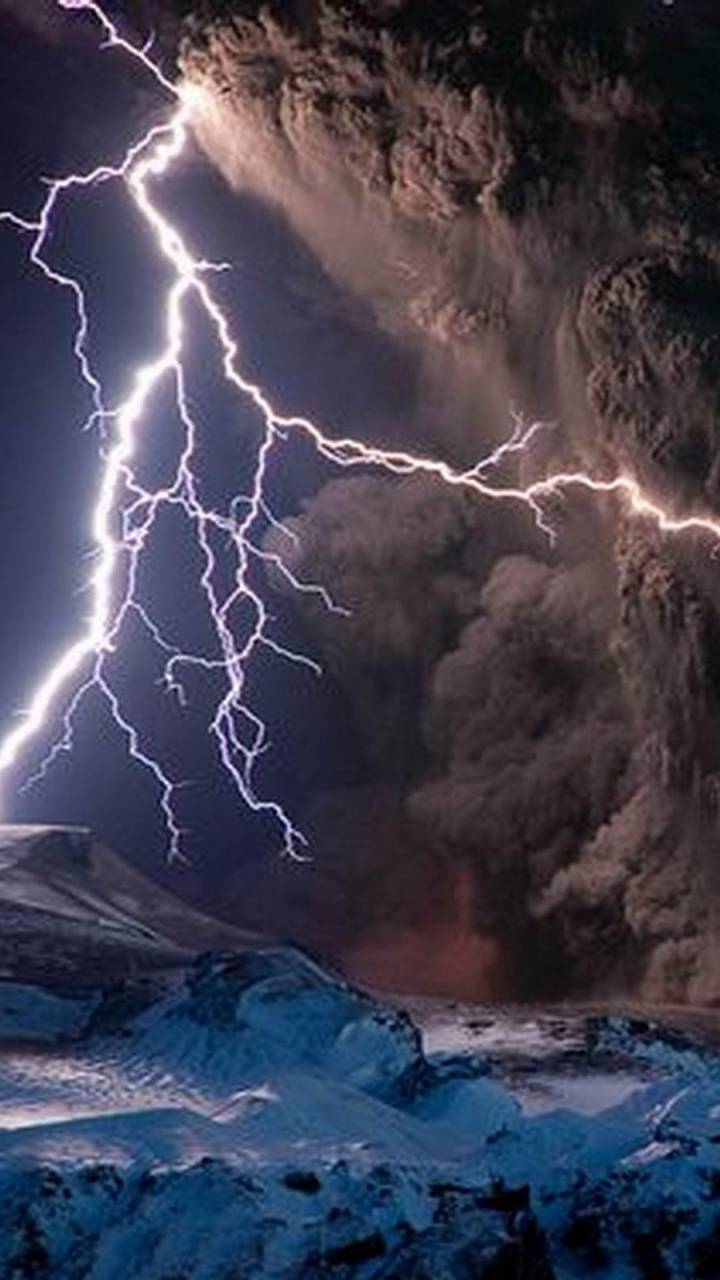 Nuages Blancs Sur la Montagne Couverte de Neige. Wallpaper in 720x1280 Resolution