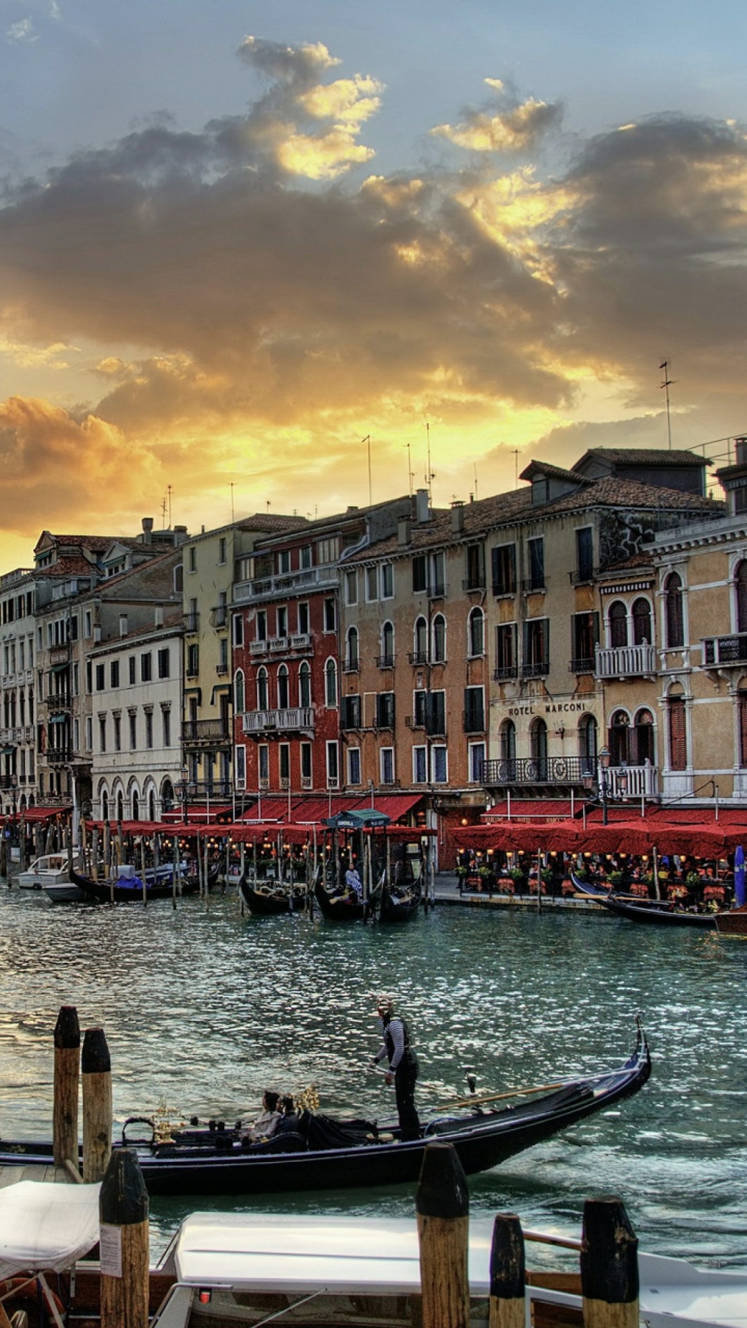 Personnes Montant Sur un Bateau Sur la Rivière Pendant le Coucher du Soleil. Wallpaper in 1080x1920 Resolution