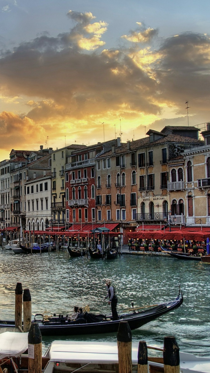 Personnes Montant Sur un Bateau Sur la Rivière Pendant le Coucher du Soleil. Wallpaper in 720x1280 Resolution