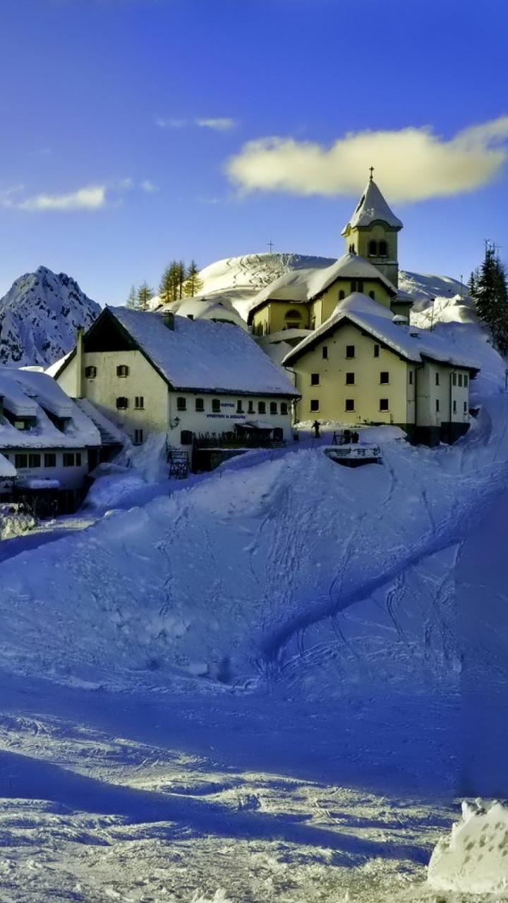 Weißes Und Braunes Haus Auf Schneebedecktem Berg Tagsüber. Wallpaper in 720x1280 Resolution