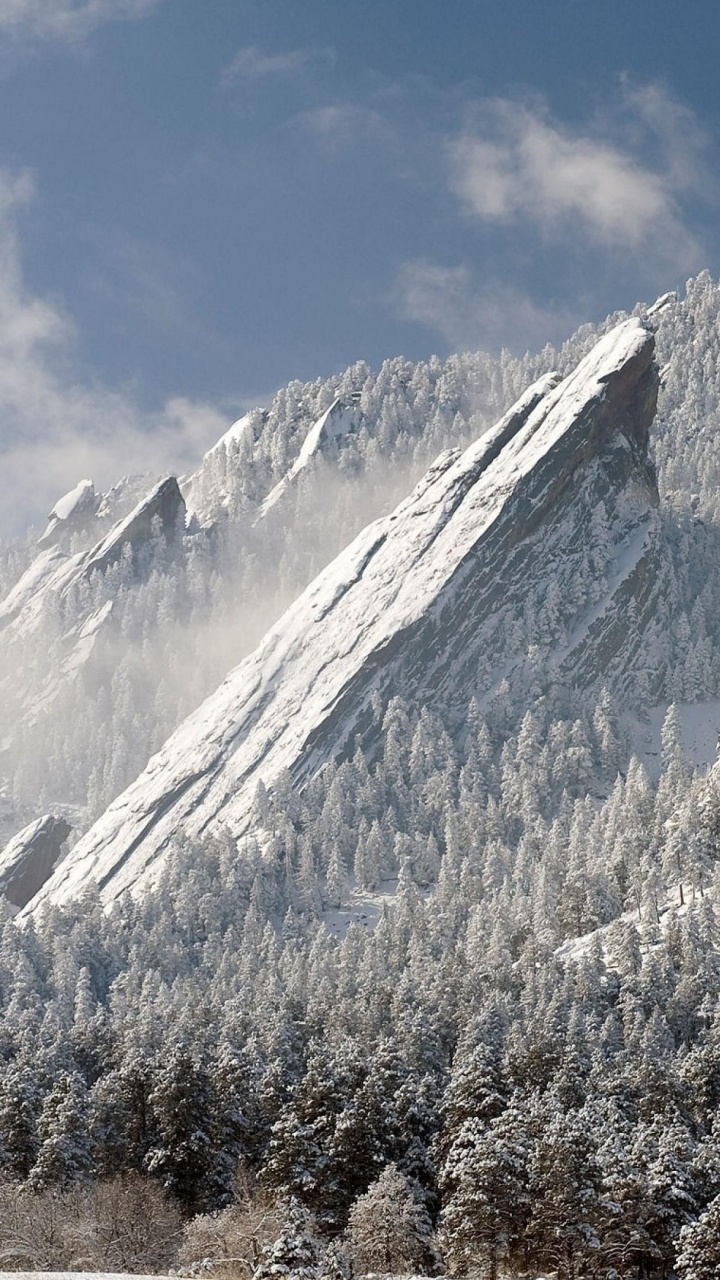 Green Trees Near Snow Covered Mountain During Daytime. Wallpaper in 720x1280 Resolution