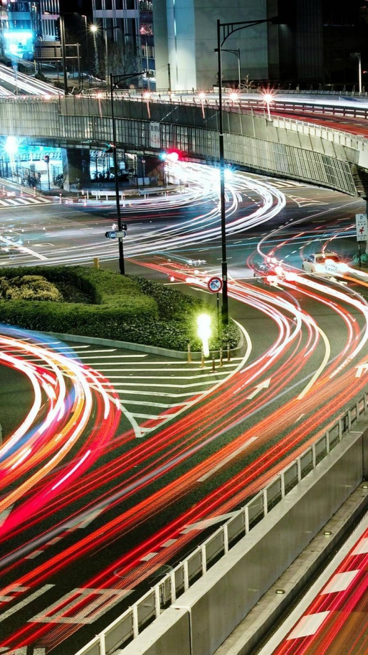 Photographie en Accéléré de Voitures Sur la Route Pendant la Nuit. Wallpaper in 750x1334 Resolution