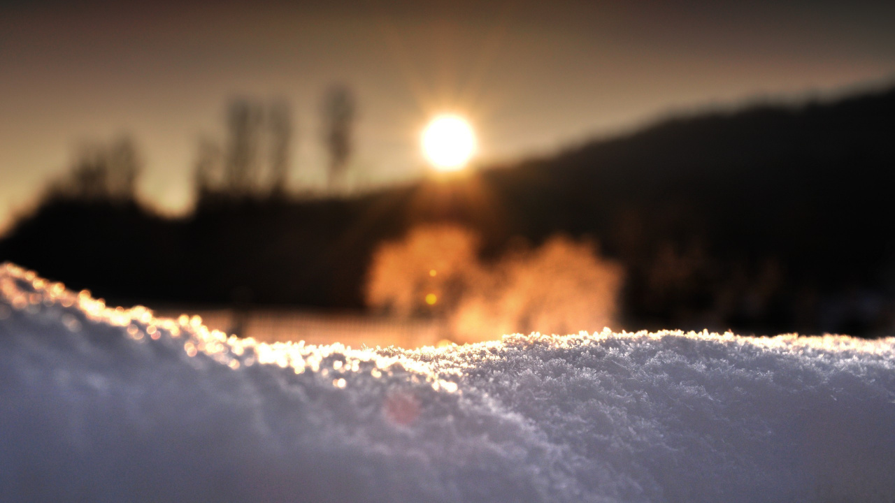 Schneebedecktes Feld Bei Sonnenuntergang. Wallpaper in 1280x720 Resolution