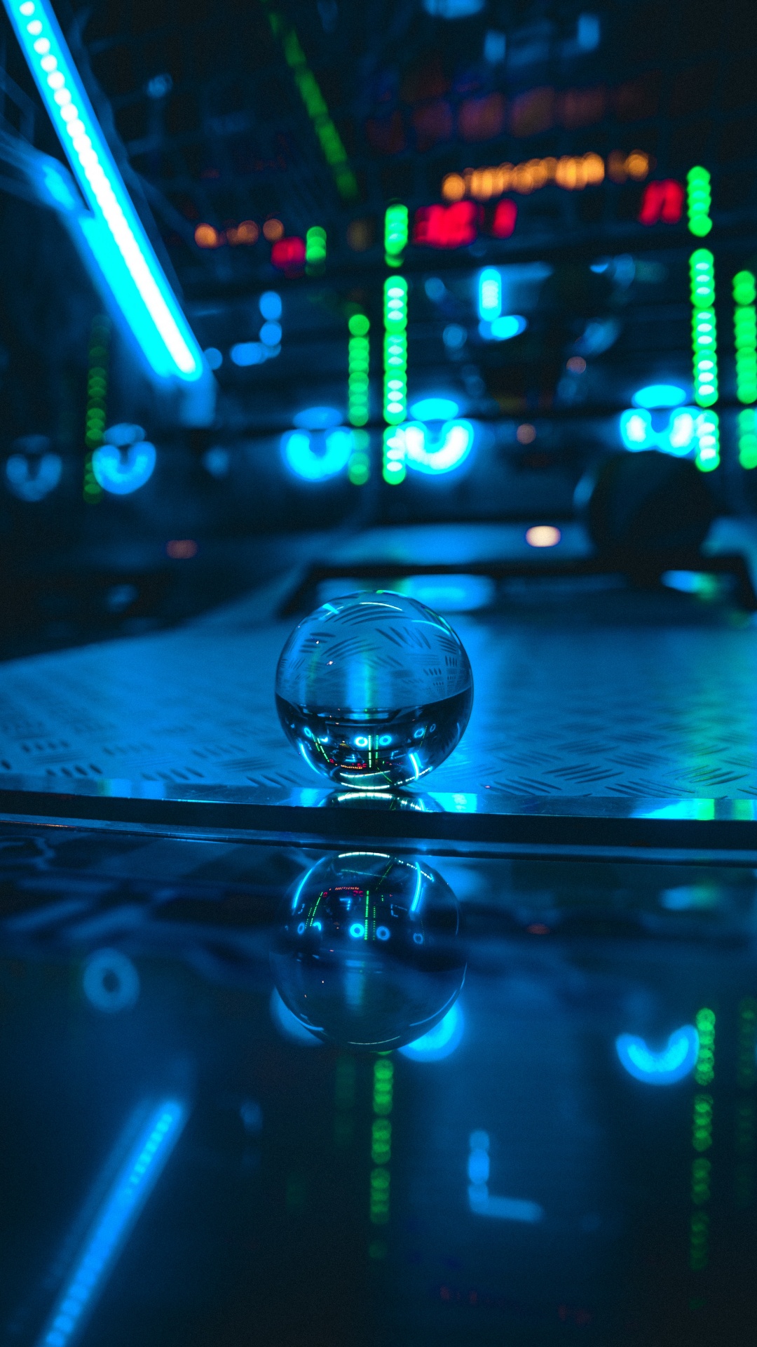 Boule de Verre Clair Sur Table. Wallpaper in 1080x1920 Resolution