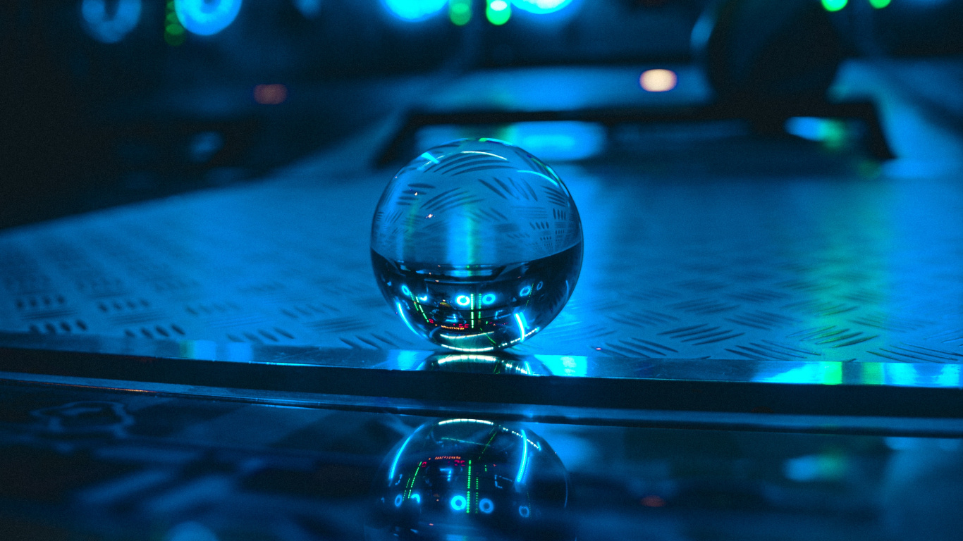 Boule de Verre Clair Sur Table. Wallpaper in 1366x768 Resolution