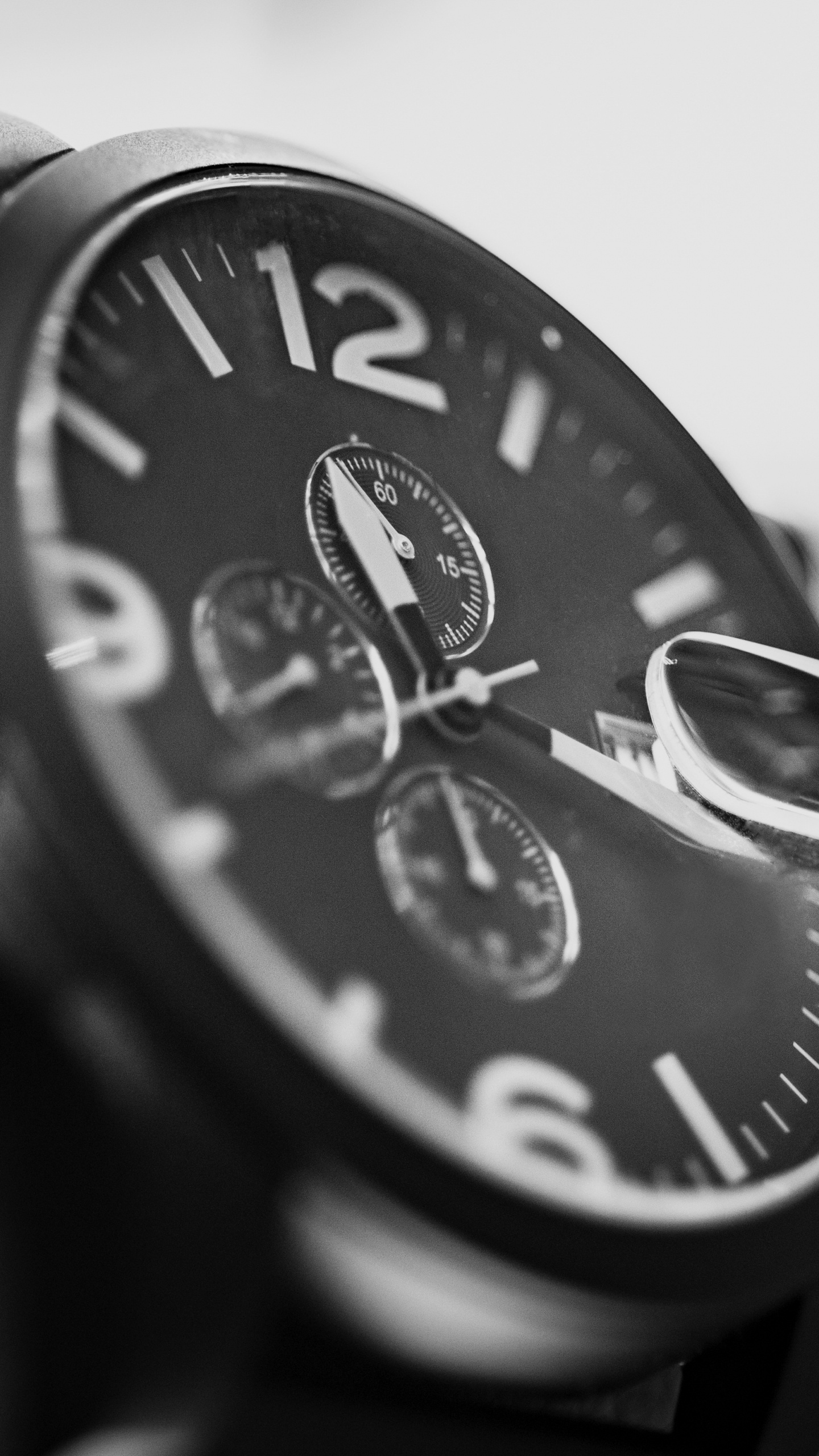 Schwarze Und Weiße Runde Chronographenuhr. Wallpaper in 1440x2560 Resolution