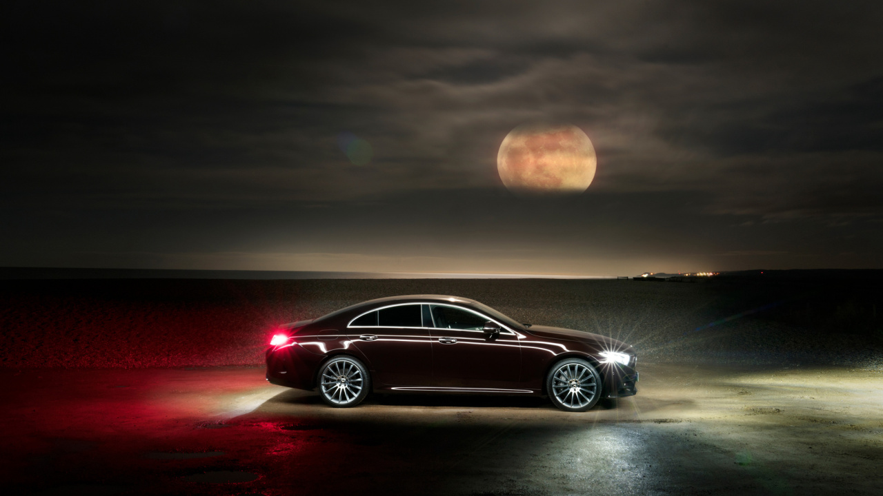 Rote Limousine Unterwegs Während Der Nachtzeit. Wallpaper in 1280x720 Resolution