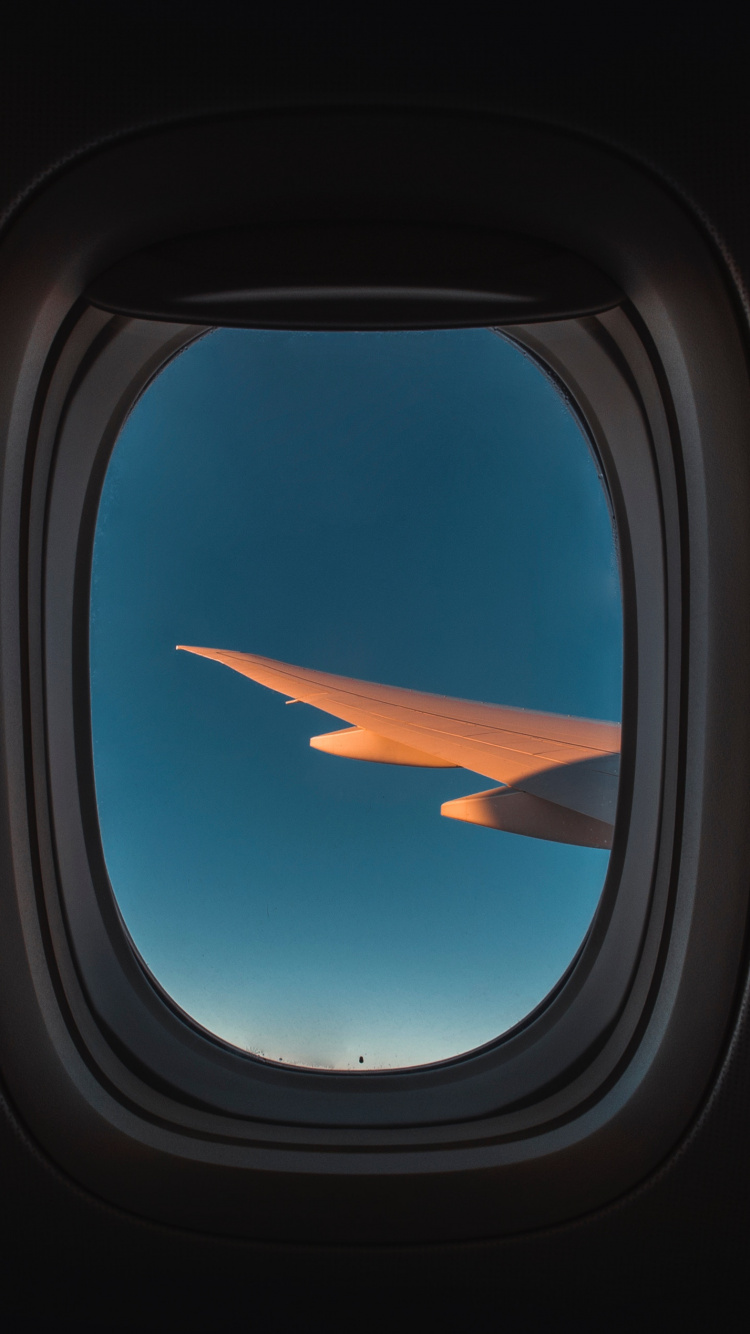 Ventana de Avión Azul y Blanco. Wallpaper in 750x1334 Resolution