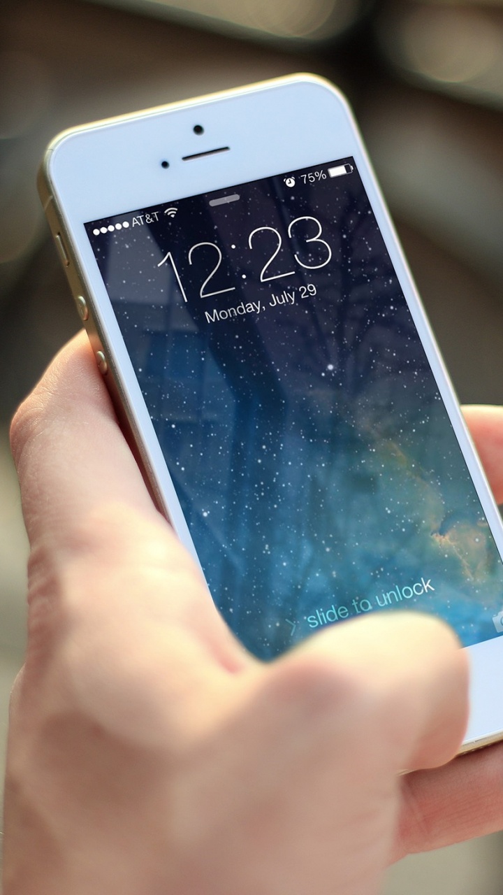 Personne Tenant un Iphone 5 Blanc. Wallpaper in 720x1280 Resolution