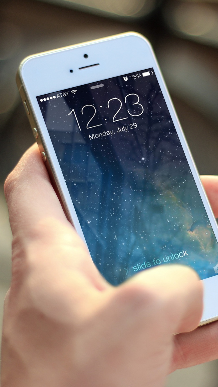 Personne Tenant un Iphone 5 Blanc. Wallpaper in 750x1334 Resolution