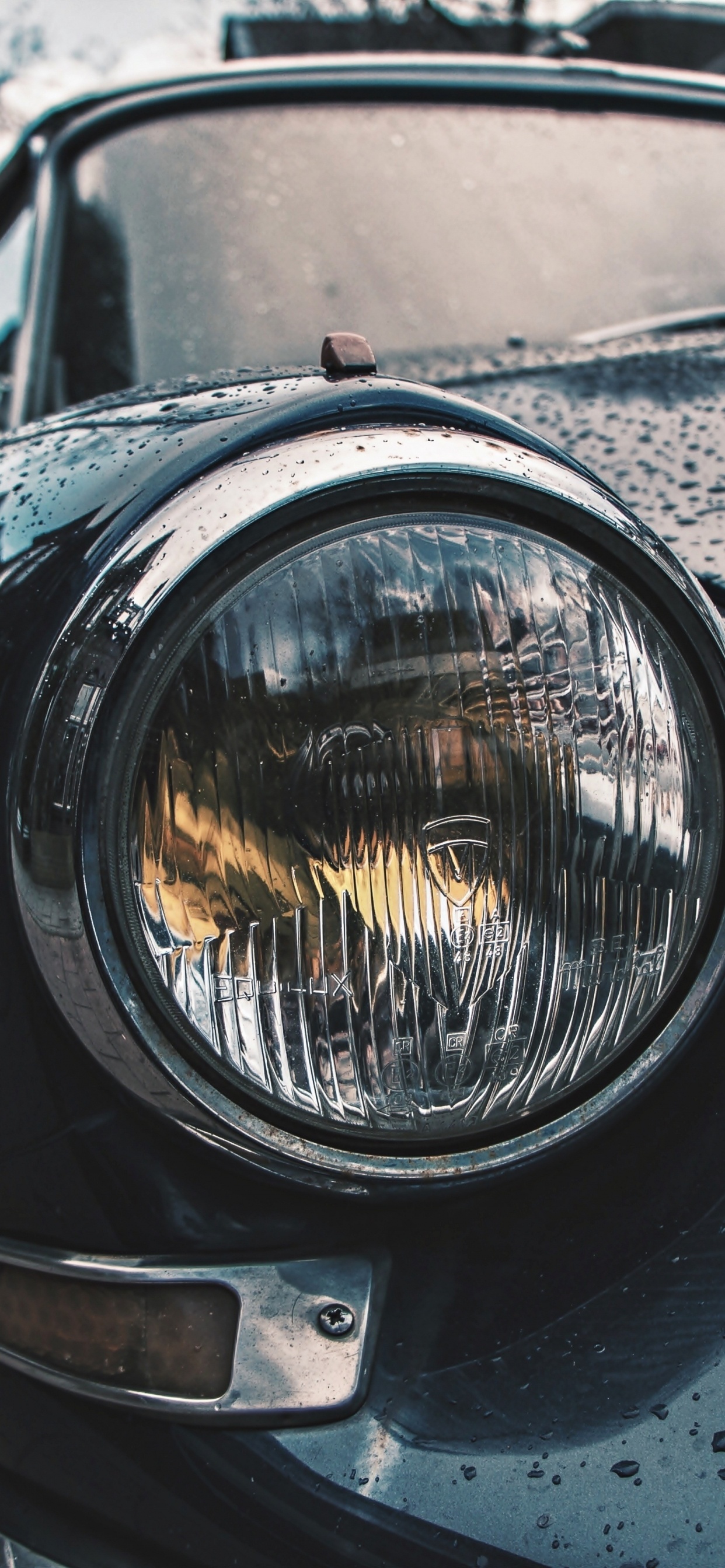 Voiture Noire Avec Phare Sur Route Pendant la Journée. Wallpaper in 1242x2688 Resolution