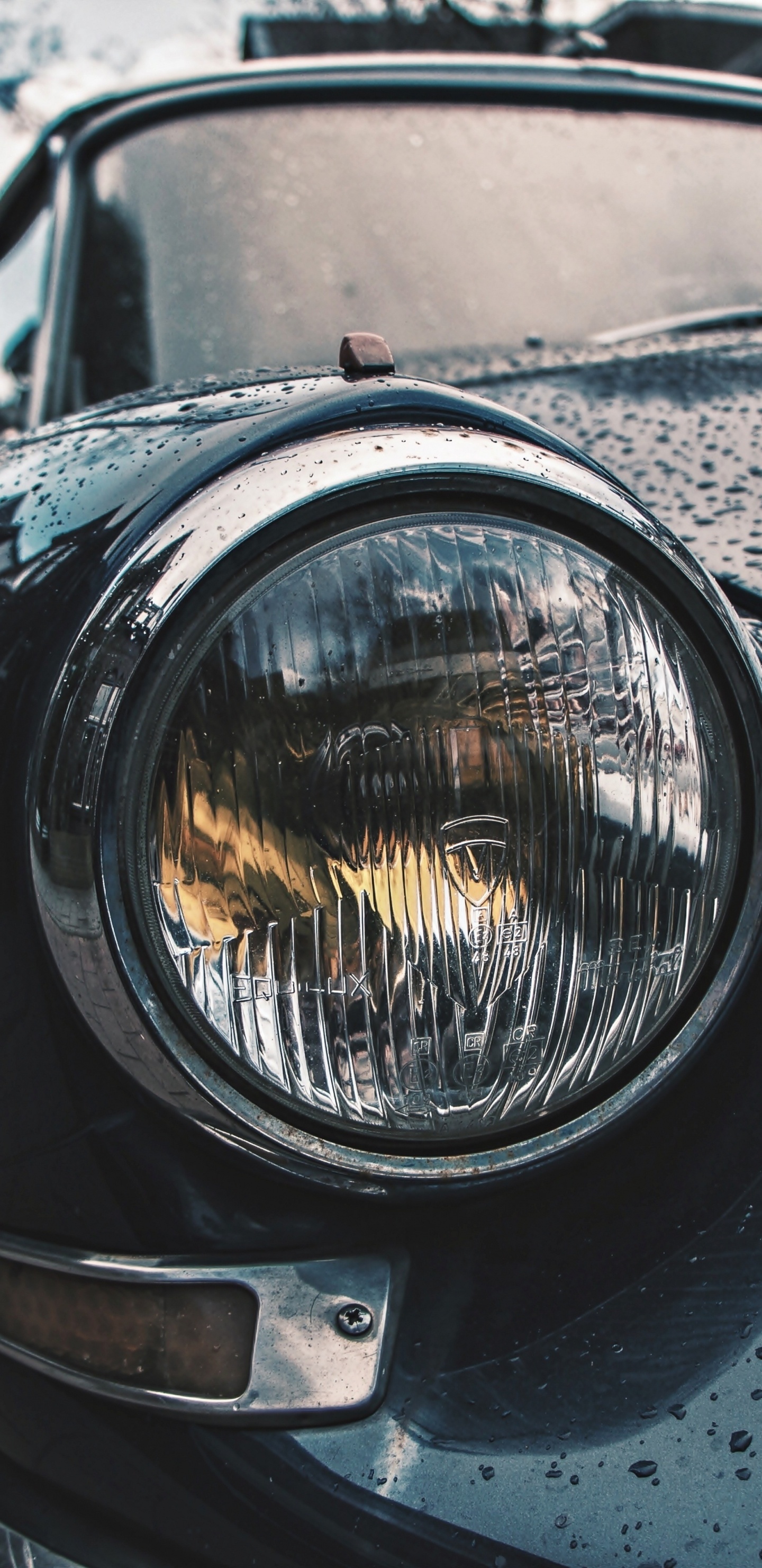 Voiture Noire Avec Phare Sur Route Pendant la Journée. Wallpaper in 1440x2960 Resolution