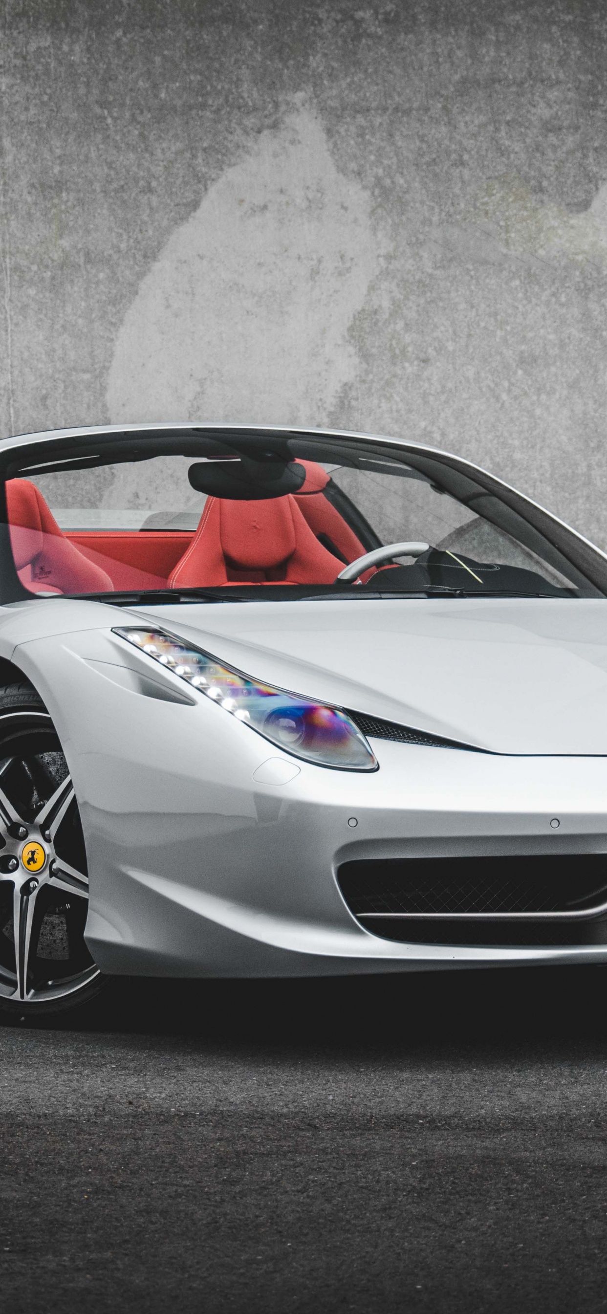 Lamborghini Aventador Blanche Garée à Côté du Mur Gris. Wallpaper in 1242x2688 Resolution