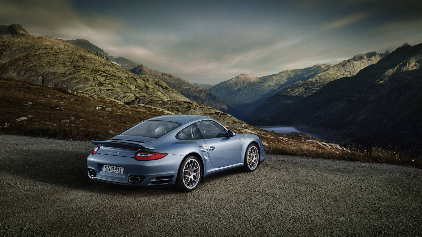 Silbernes Mercedes Benz Coupé Auf Braunem Feld Tagsüber During. Wallpaper in 1366x768 Resolution