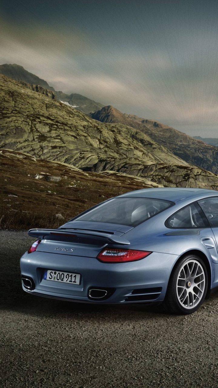 Silver Mercedes Benz Coupé Sur Champ Brun Pendant la Journée. Wallpaper in 720x1280 Resolution