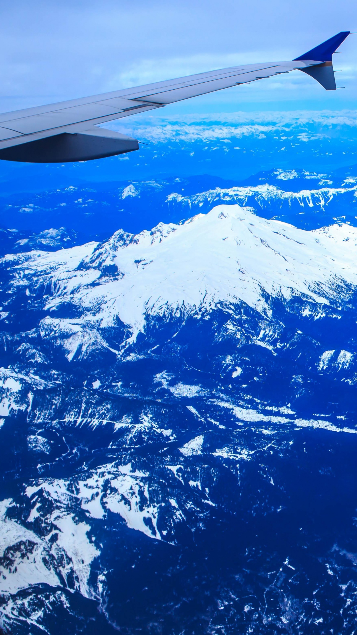 Nuages Blancs Sur la Montagne Couverte de Neige Pendant la Journée. Wallpaper in 1440x2560 Resolution