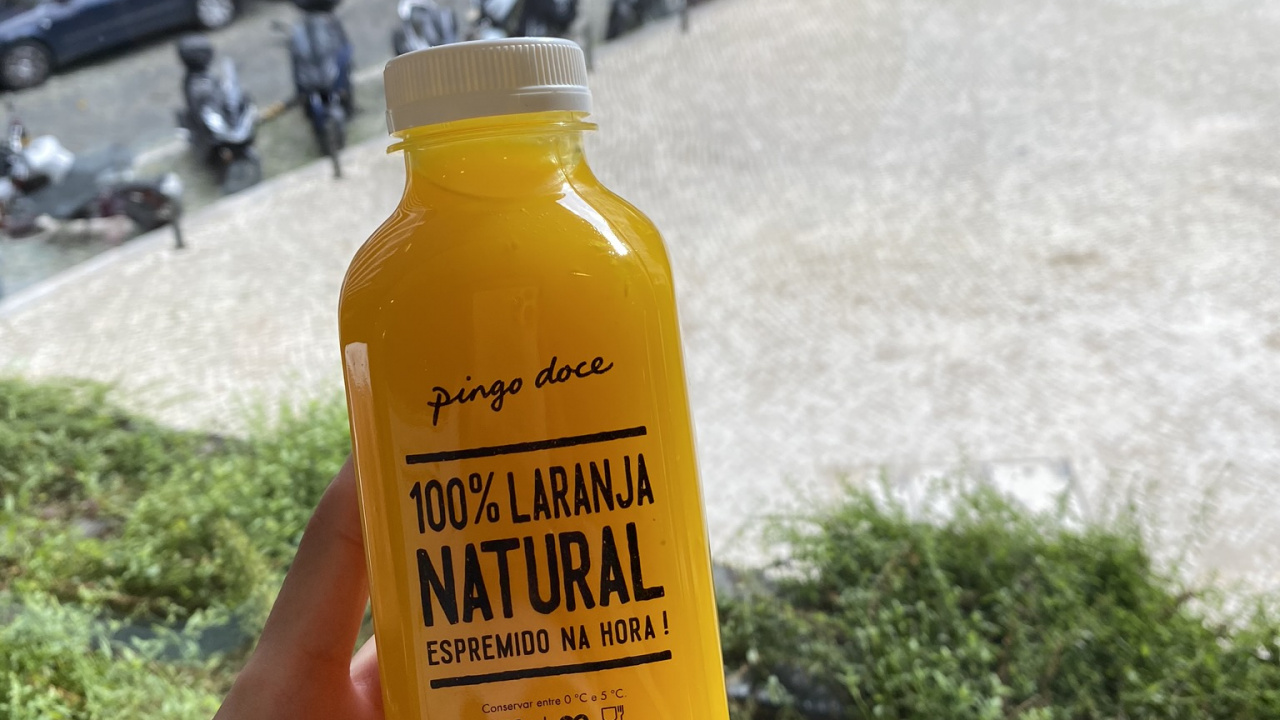 Flasche, König, Flüssigkeit, Autoteilen, Parkplatz. Wallpaper in 1280x720 Resolution