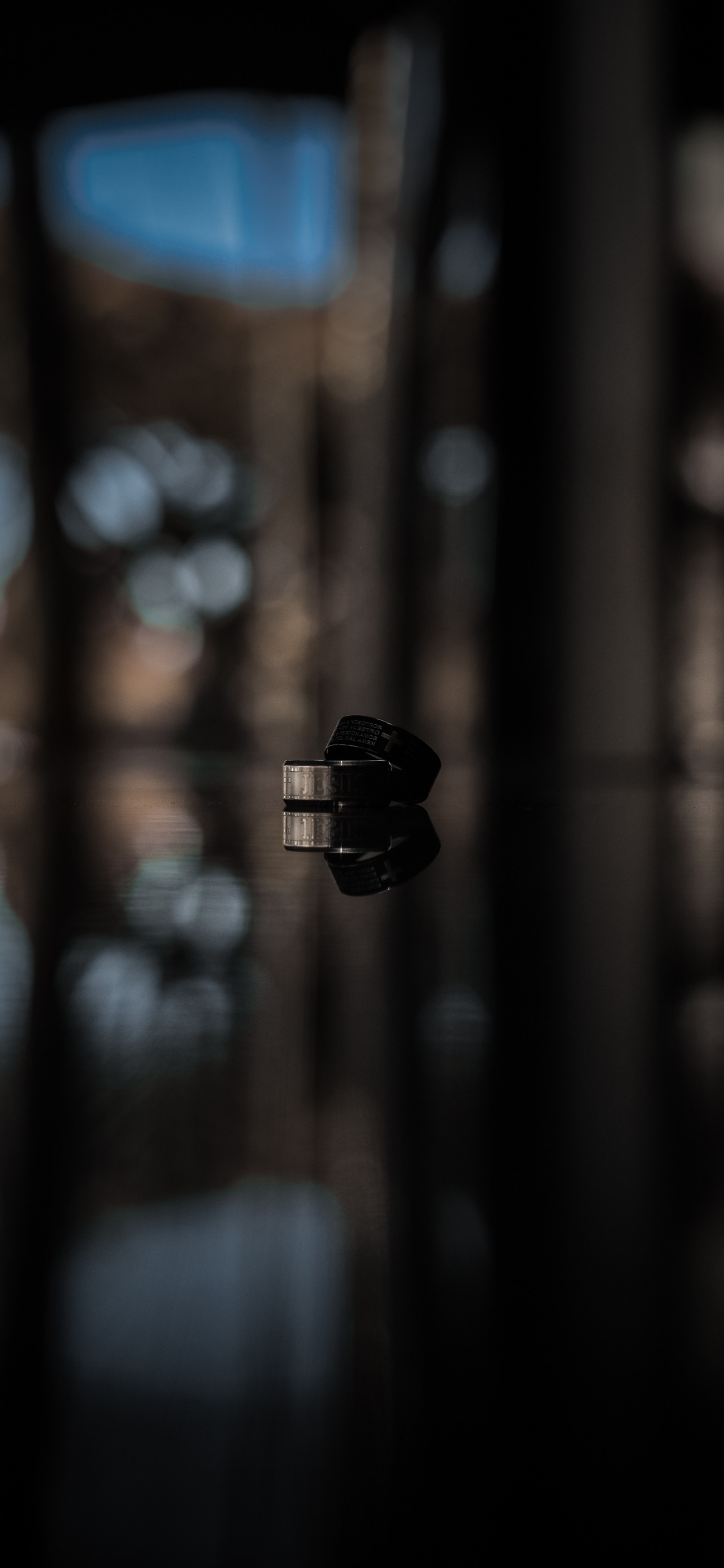 Linterna Negra en Fotografía Bokeh. Wallpaper in 1125x2436 Resolution