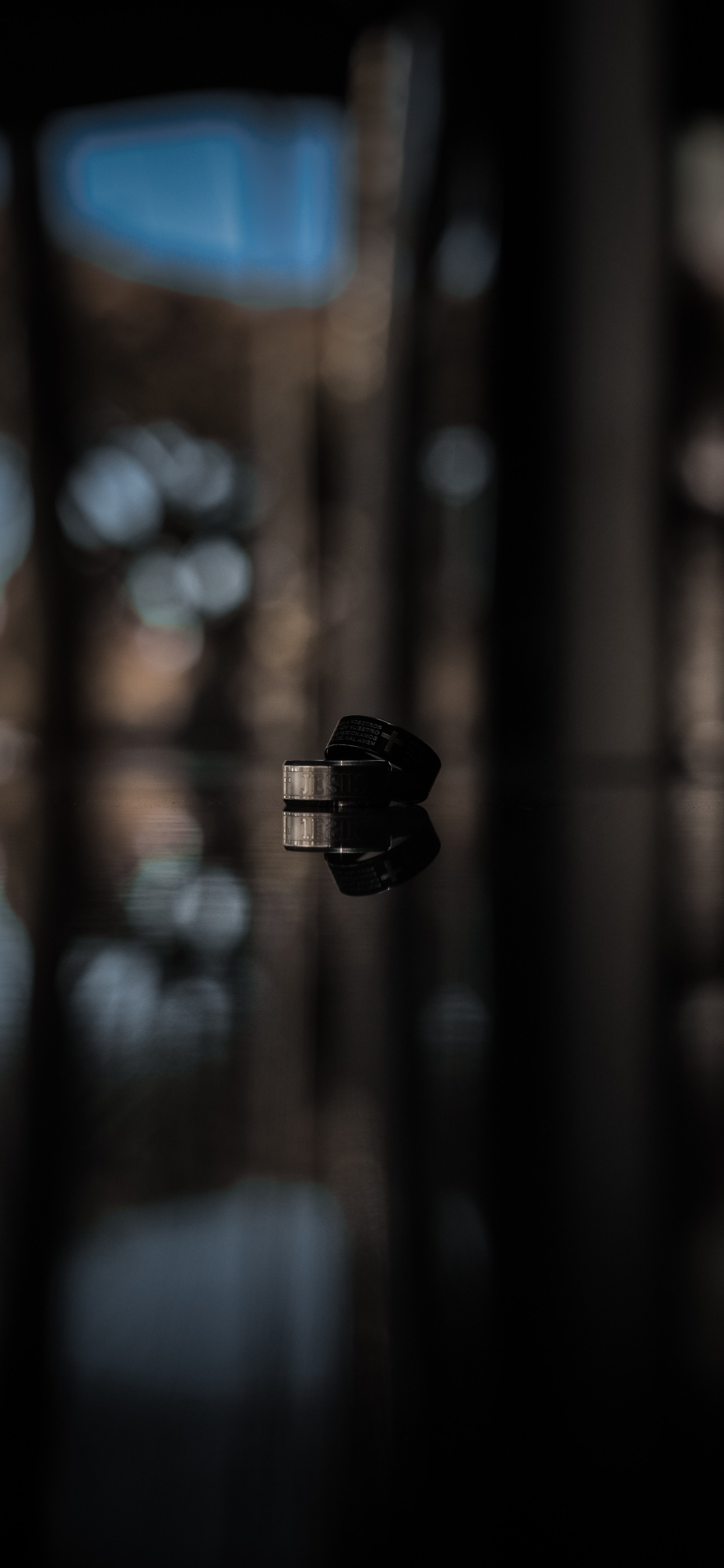 Linterna Negra en Fotografía Bokeh. Wallpaper in 1242x2688 Resolution