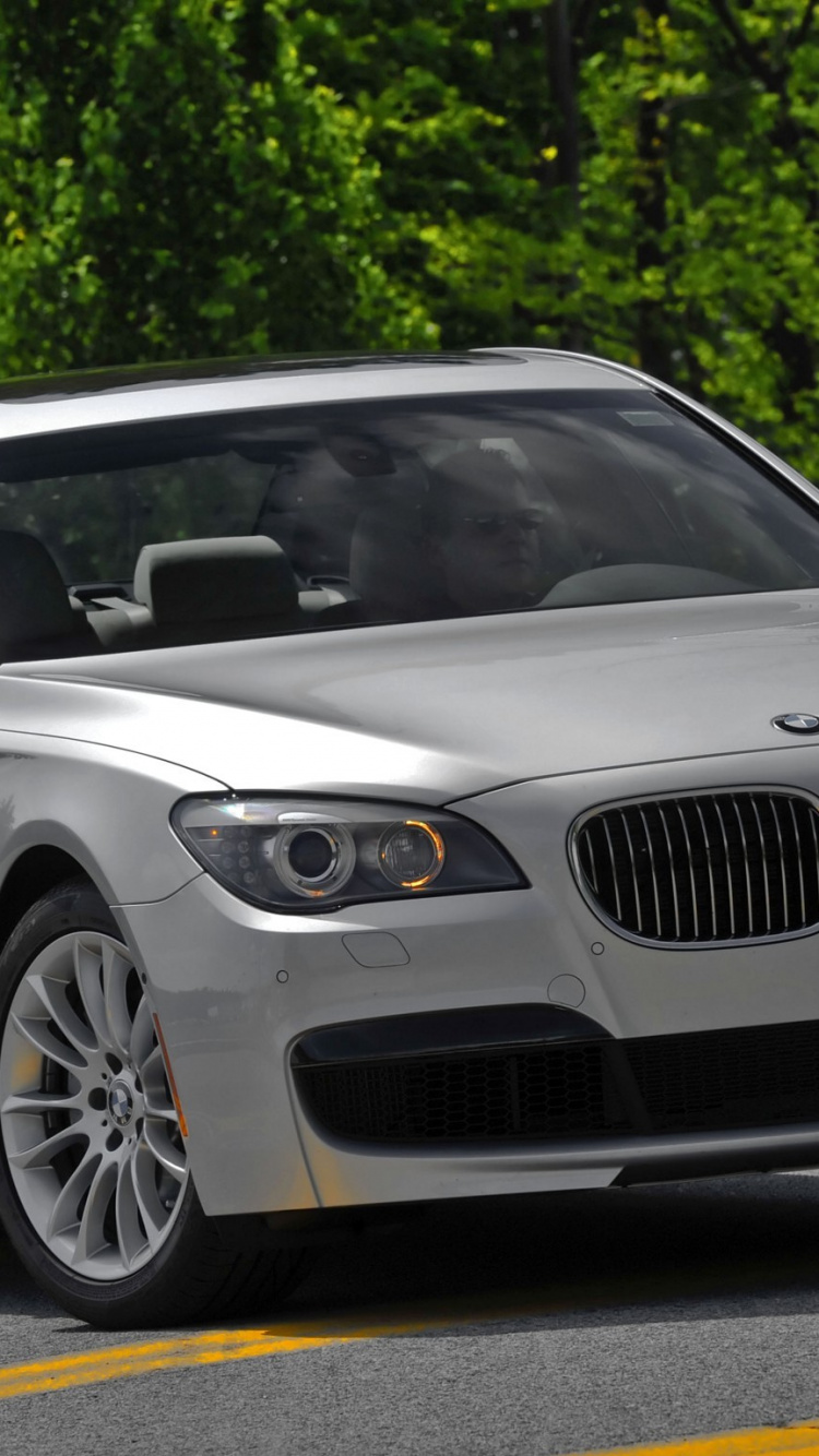 BMW M 3 Coupé Blanco Estacionado en la Carretera de Asfalto Gris Durante el Día. Wallpaper in 750x1334 Resolution