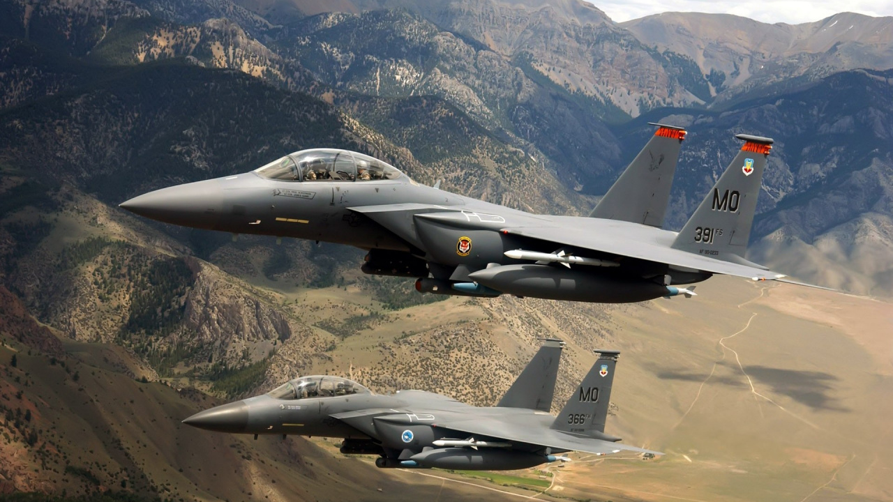 Avión de Combate Negro Volando Sobre Las Montañas Durante el Día. Wallpaper in 1280x720 Resolution