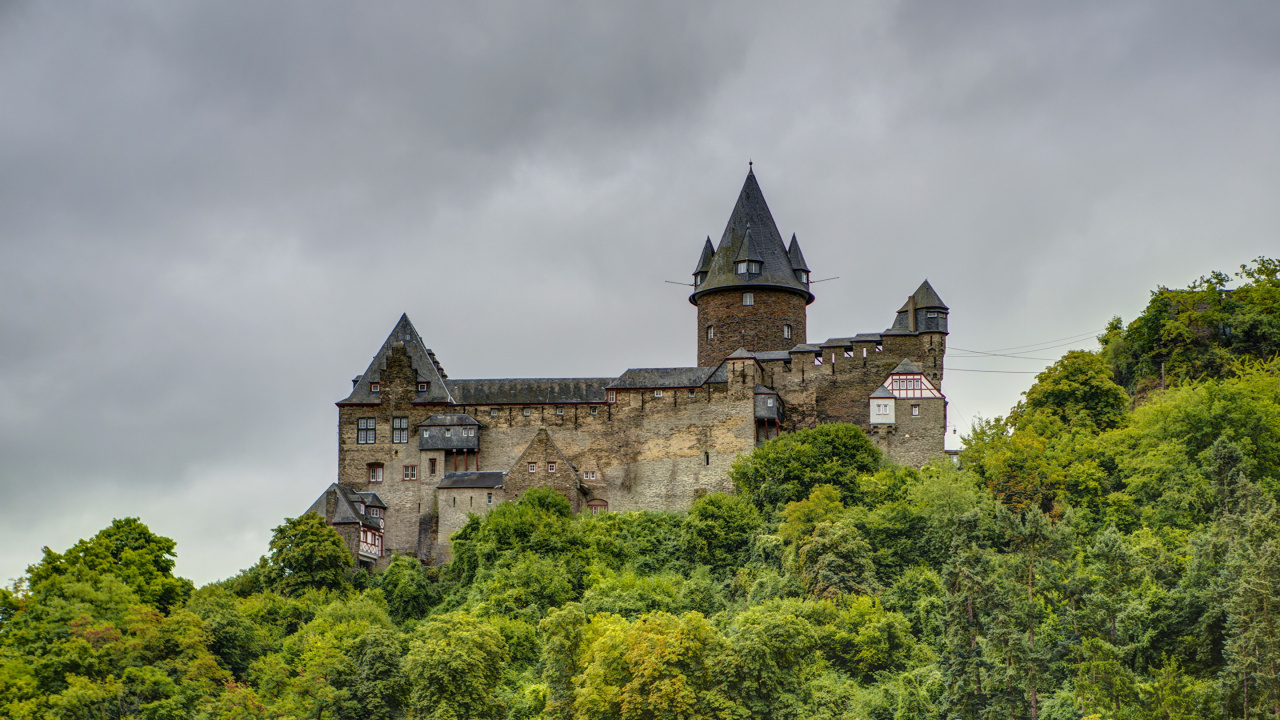 Braunes Und Graues Betonschloss Unter Grau Bewölktem Himmel. Wallpaper in 1280x720 Resolution