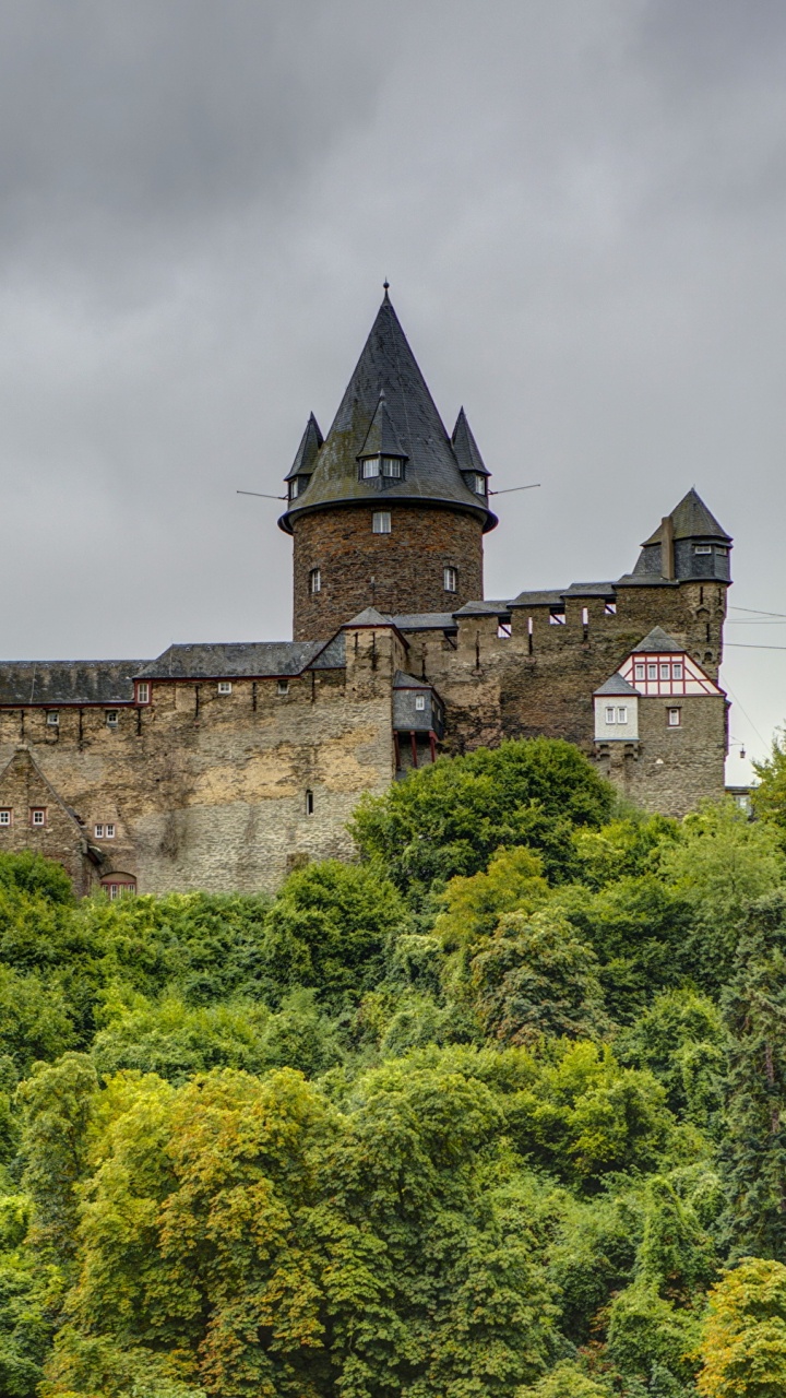 Braunes Und Graues Betonschloss Unter Grau Bewölktem Himmel. Wallpaper in 720x1280 Resolution