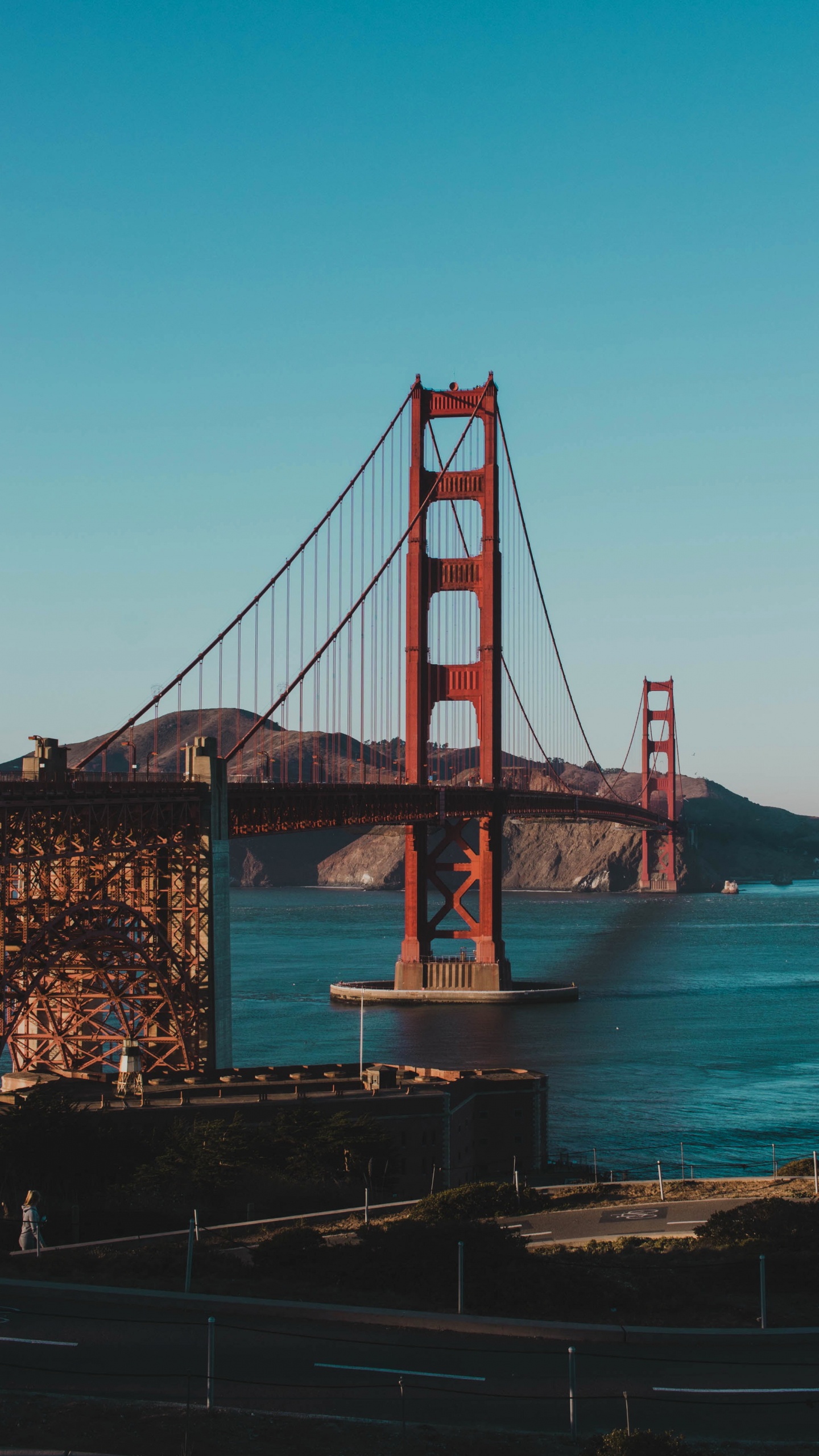 Untertitel Zur Golden Gate Bridge, Golden Gate Bridge, San Francisco Bay, Hängebrücke, Brooklyn Bridge. Wallpaper in 1440x2560 Resolution