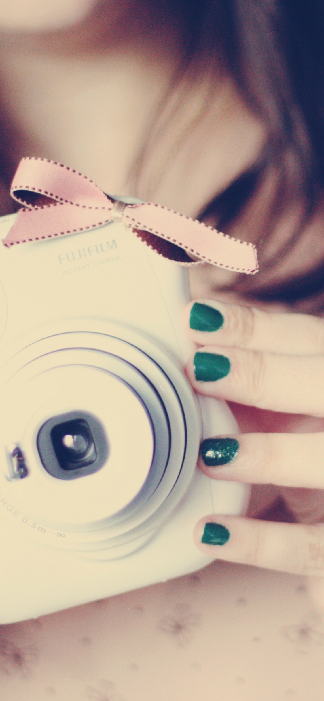 Frau Mit Weißpunkt Und Kamera Schießen. Wallpaper in 1125x2436 Resolution