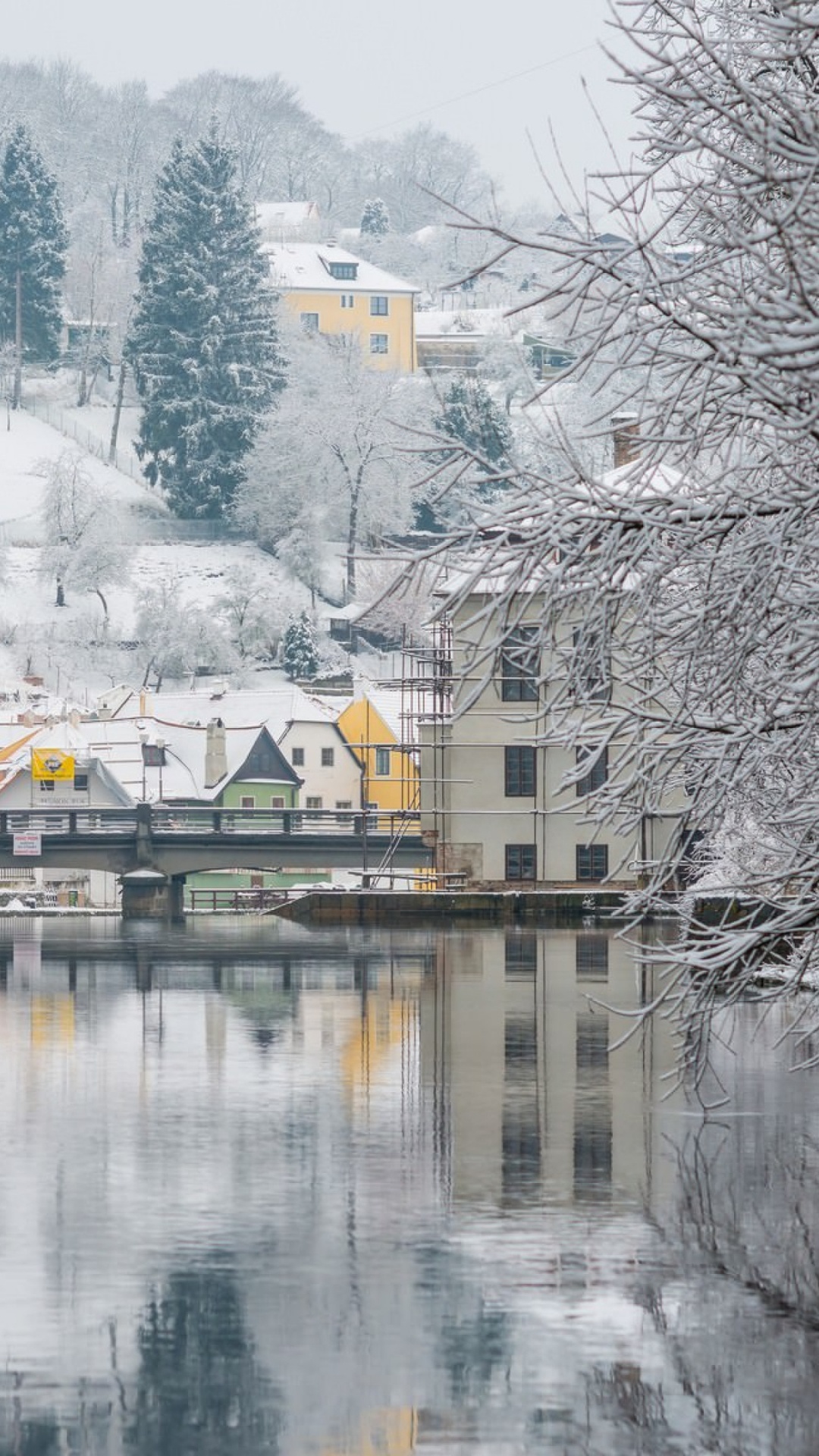 Casa Marrón y Blanca Cerca Del Cuerpo de Agua Durante el Día.. Wallpaper in 1080x1920 Resolution