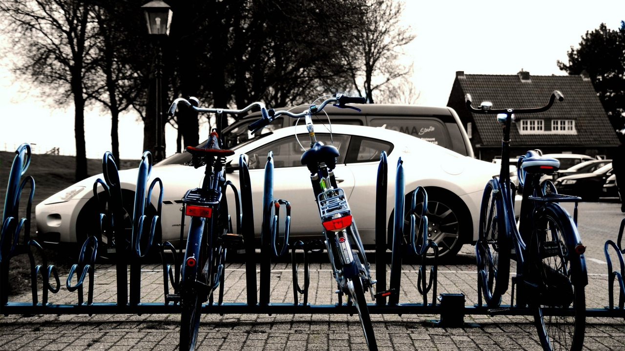 Vélo Blanc et Noir Sur Clôture en Métal Noir. Wallpaper in 1280x720 Resolution